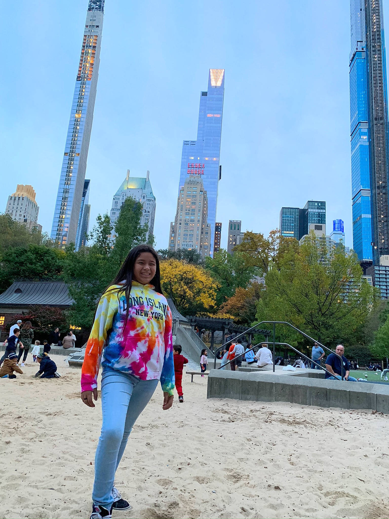 Mallalah is registered to the contest to win money with this photo: building, city, daytime, denim, fun, happy, human_leg, infrastructure, joy, leisure, luggage_and_bags, morning, person, plant, recreation, sky, skyscraper, tower, tower_block, travel