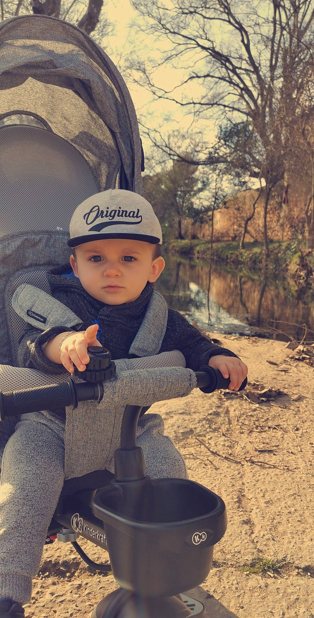 Sergio participe au concours pour gagner de l'argent avec cette photo : auto_part, automotive_tire, automotive_wheel_system, baby_carriage, baseball_cap, cap, flash_photography, grass, happy, headgear, headwear, helmet, landscape, person, personal_protective_equipment, sitting, sports_equipment, tints_and_shades, tire, toddler