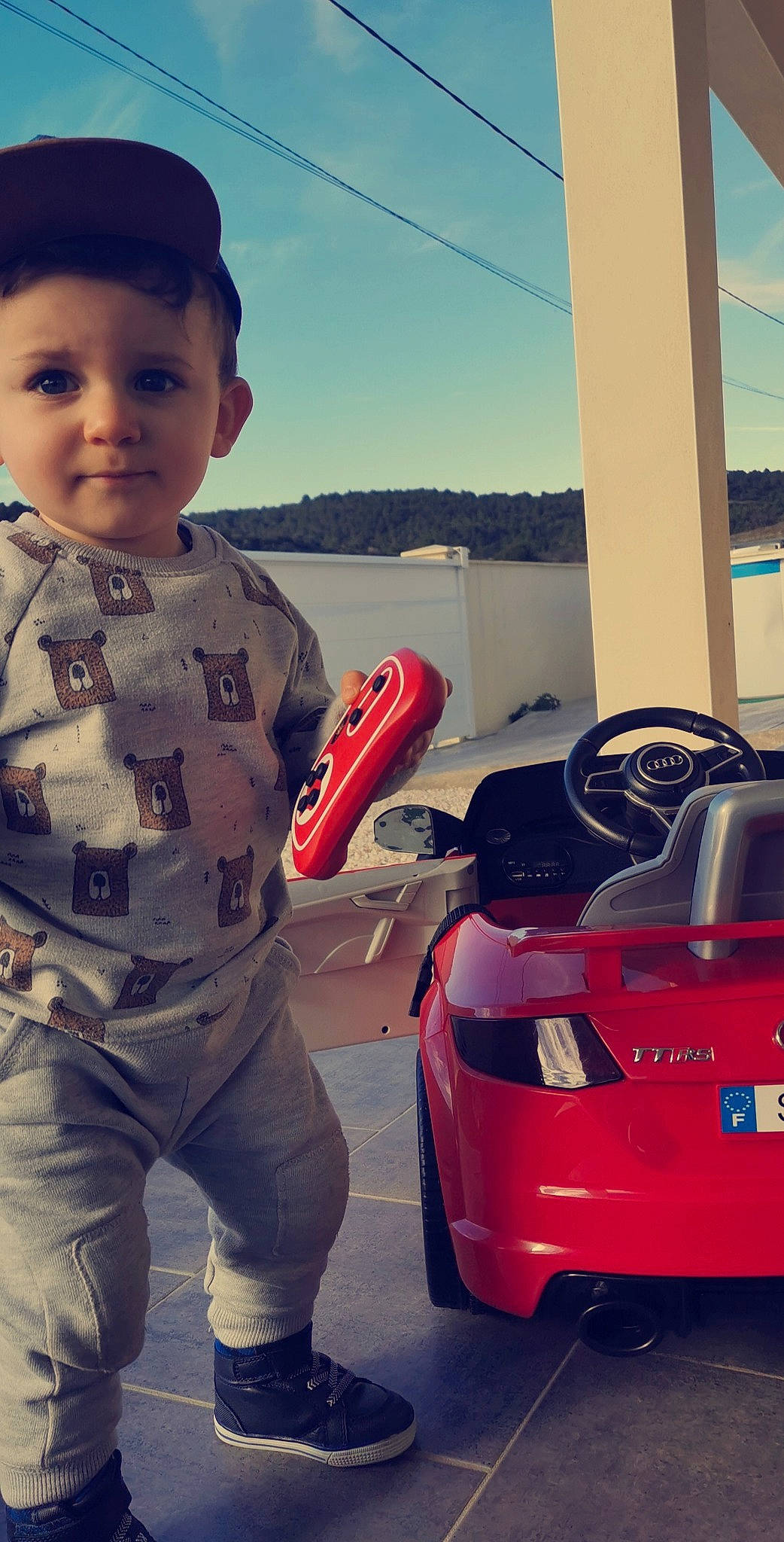 Sergio a rejoint le concours — aidez-le/la à gagner de superbes lots ! alloy_wheel, automotive_design, automotive_exterior, automotive_lighting, automotive_tail_brake_light, automotive_tire, blue, bumper, car, eyewear, land_vehicle, light, motor_vehicle, person, product, sky, trunk, vehicle, vehicle_door, vehicle_registration_plate