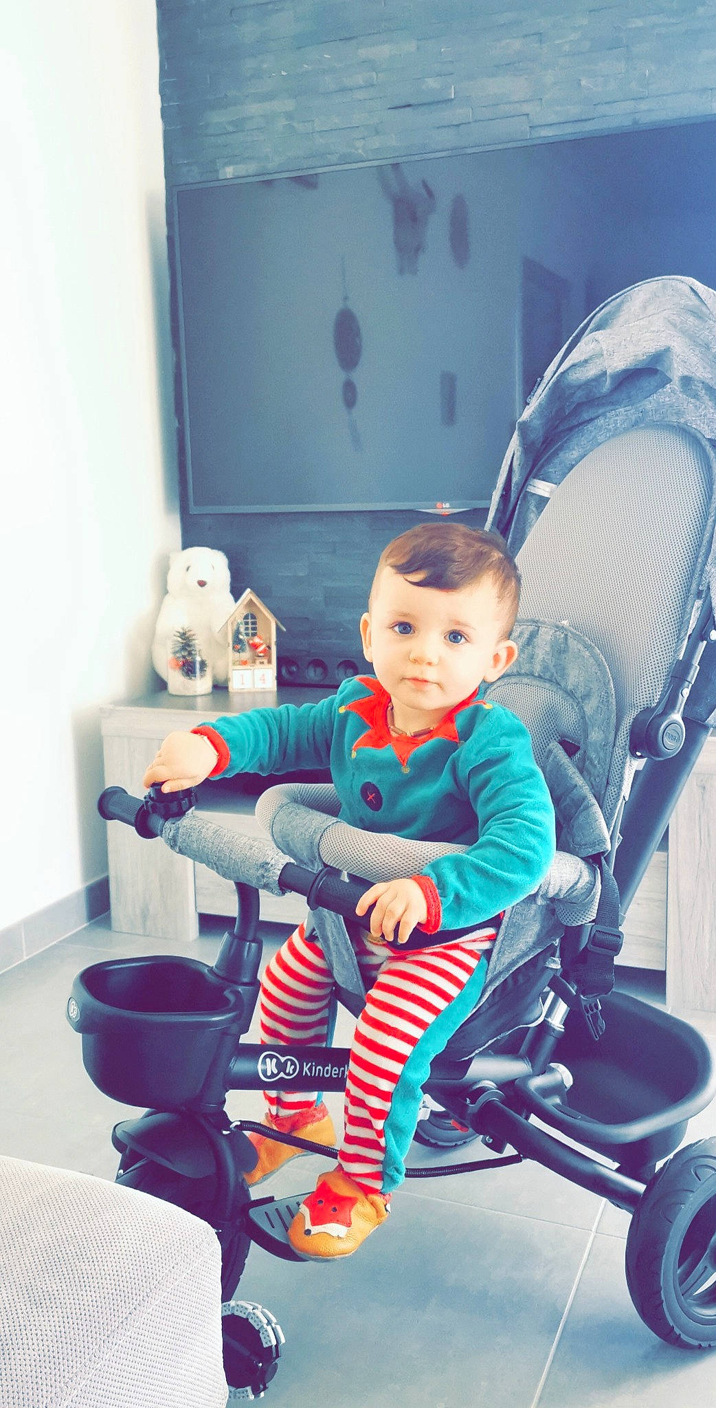 Sergio participe au concours pour gagner de l'argent avec cette photo : automotive_design, baby, baby_carriage, baby_products, baby_toddler_clothing, blue, chair, child, comfort, electric_blue, fun, leg, leisure, person, riding_toy, sitting, sneakers, tire, toddler, toy