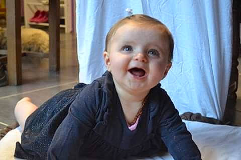 Inaya a rejoint le concours — aidez-le/la à gagner de superbes lots ! baby, baby_laughing, cheek, child, chin, ear, face, facial_expression, forehead, laugh, nose, person, sitting, skin, smile, toddler