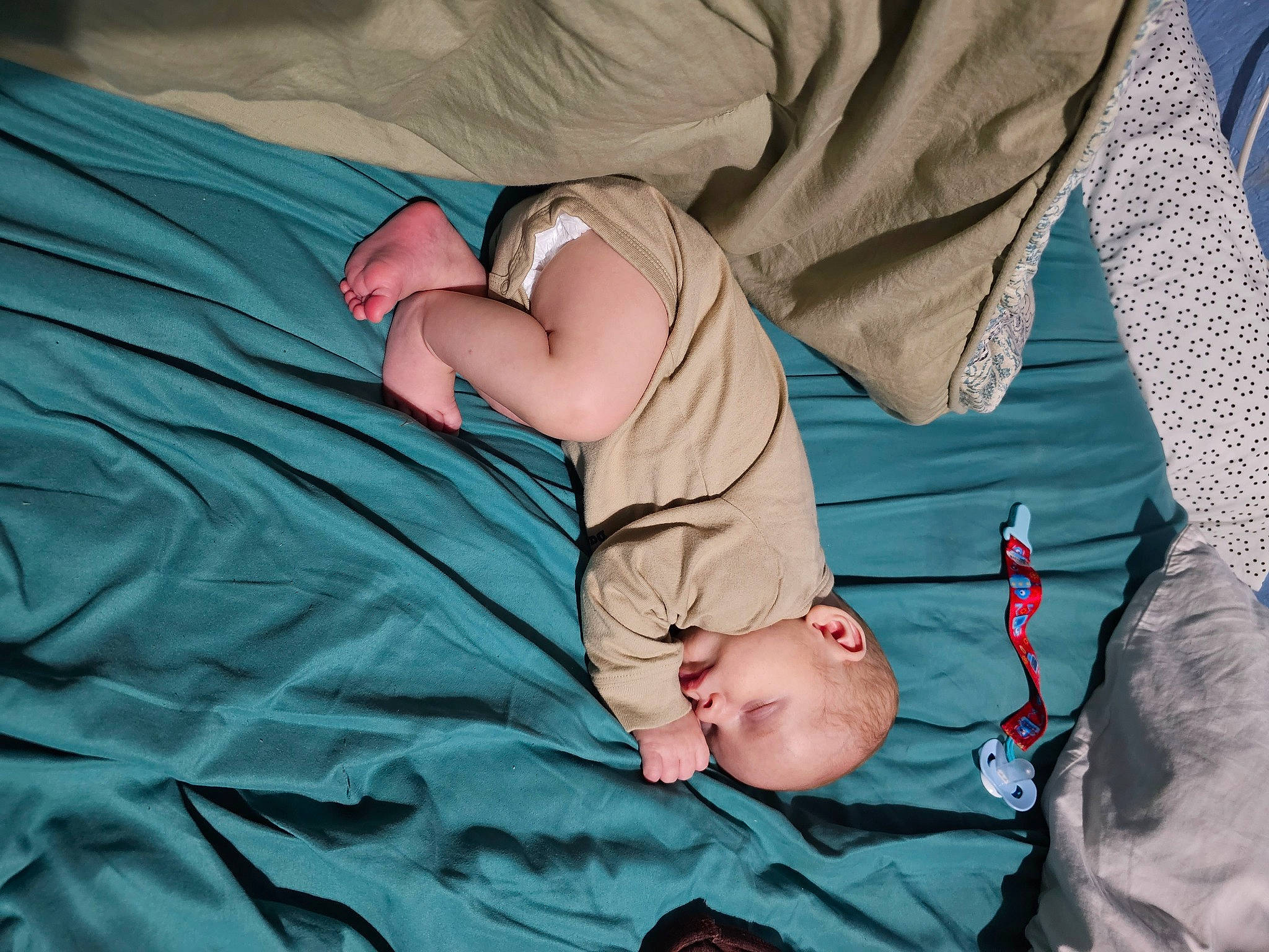 Ian is registered to the contest to win money with this photo: baby, baby_products, baby_toddler_clothing, child, comfort, glasses, human_body, linens, pattern, person, product, room, skin, sleeve, toddler