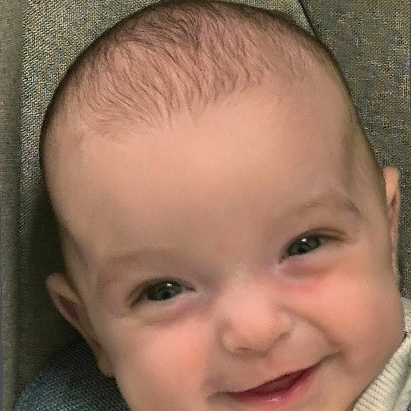 Esteban a rejoint le concours — aidez-le/la à gagner de superbes lots ! baby, child, closeup, cozy, cute, expression, eyes, fabric, face, happy, head, infant, innocence, joy, person, portrait, skin, smile, warm, young