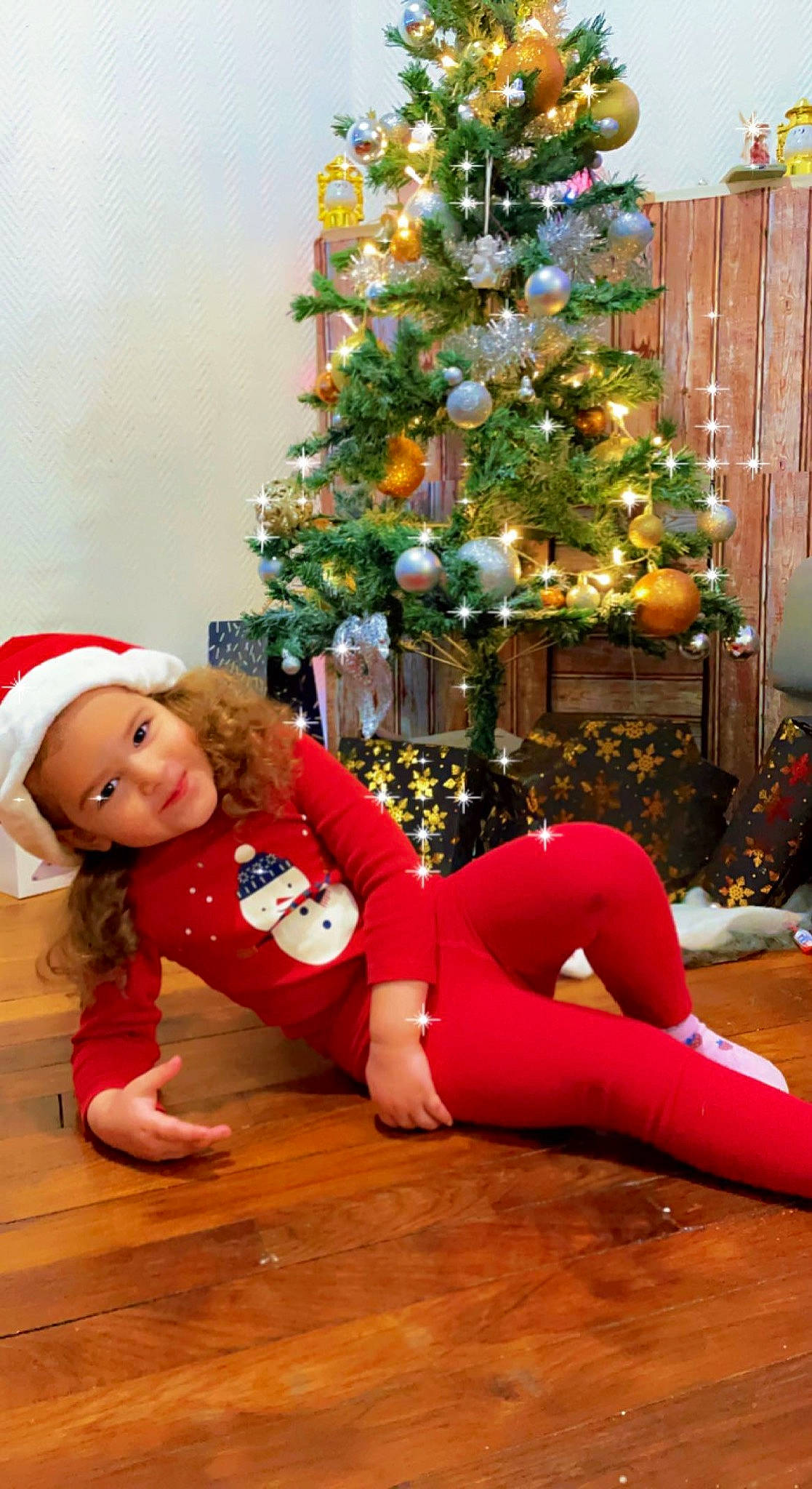 Hilal a rejoint le concours — aidez-le/la à gagner de superbes lots ! beauty, christmas_decoration, christmas_ornament, christmas_tree, event, flooring, happy, holiday, holiday_ornament, human_leg, joy, knee, leg, ornament, outerwear, person, plant, red, sitting, thigh