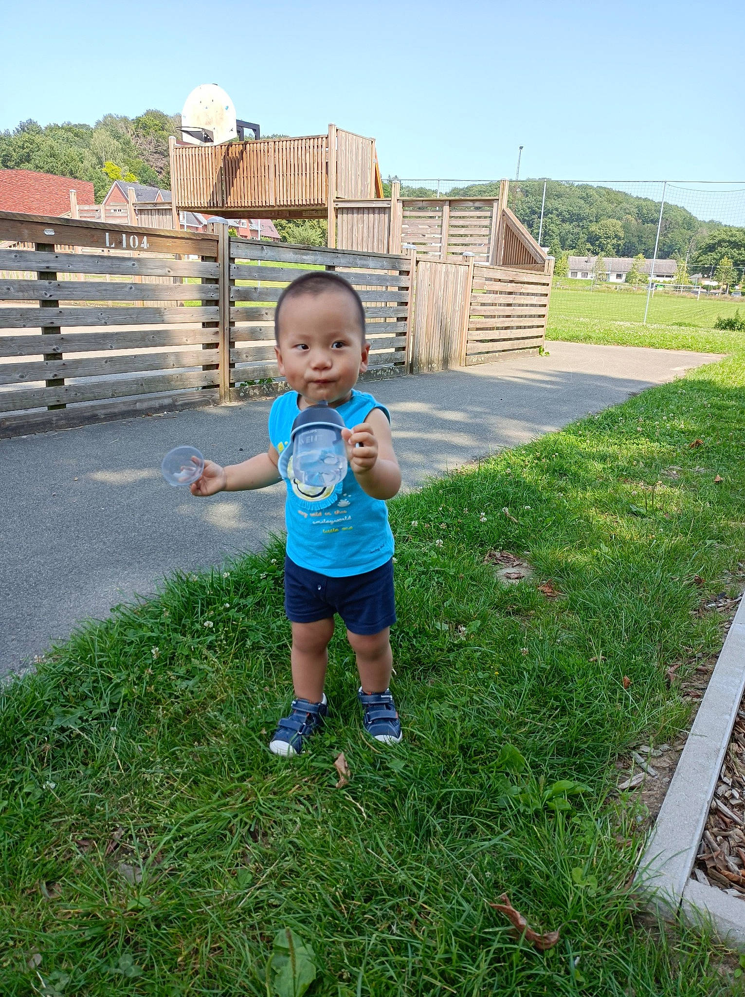 Yaro participe au concours pour gagner de l'argent avec cette photo : baby_toddler_clothing, child, electric_blue, fun, garden, grass, grass_family, grassland, happy, landscape, leisure, meadow, people_in_nature, person, plant, recreation, shorts, sky, t_shirt, toddler