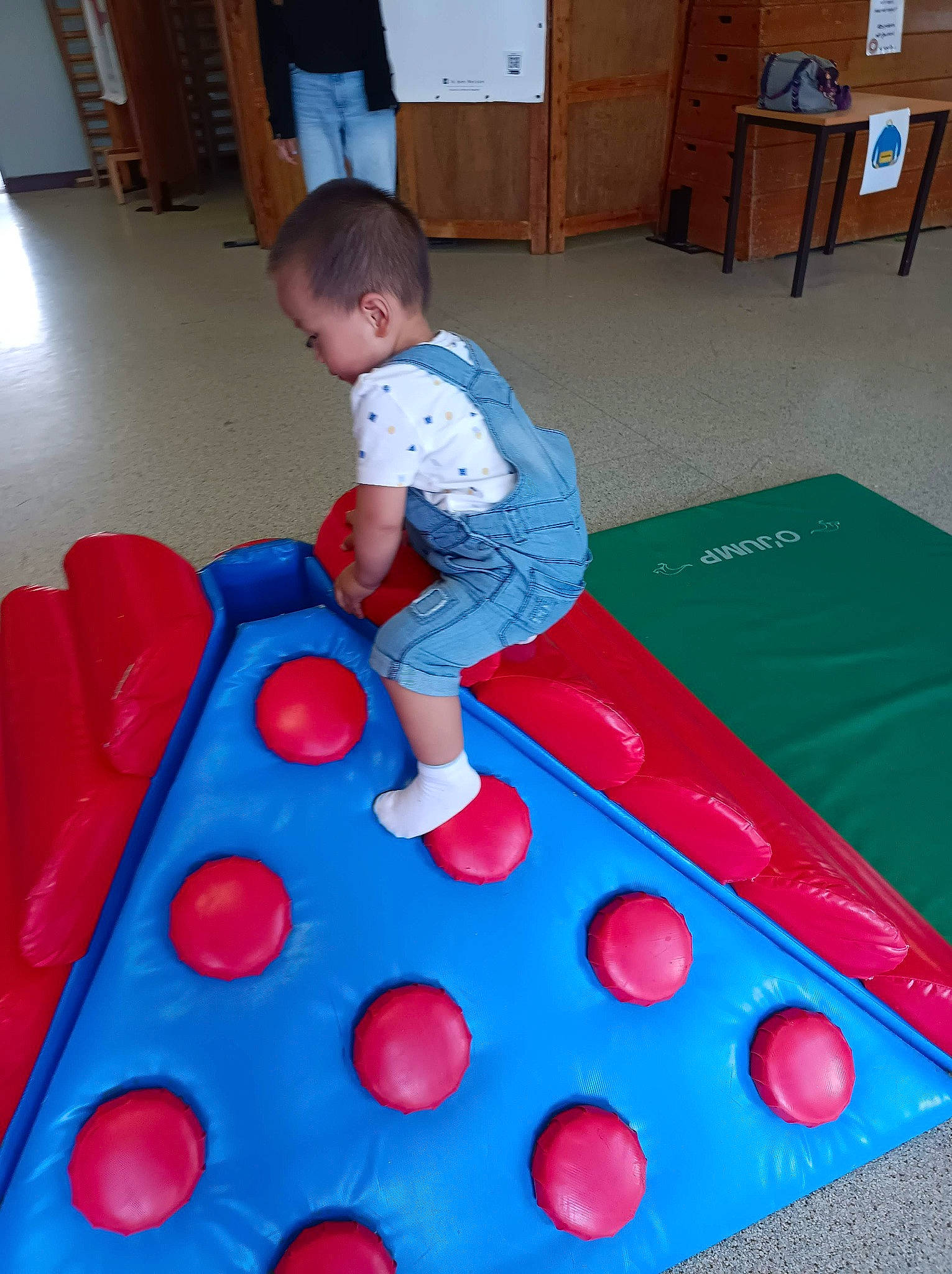 Yaro a rejoint le concours — aidez-le/la à gagner de superbes lots ! baby_products, baby_toddler_clothing, cabinetry, child, comfort, drawer, electric_blue, flooring, fun, inflatable, leisure, pattern, person, photograph, plastic, play, recreation, red, room, t_shirt