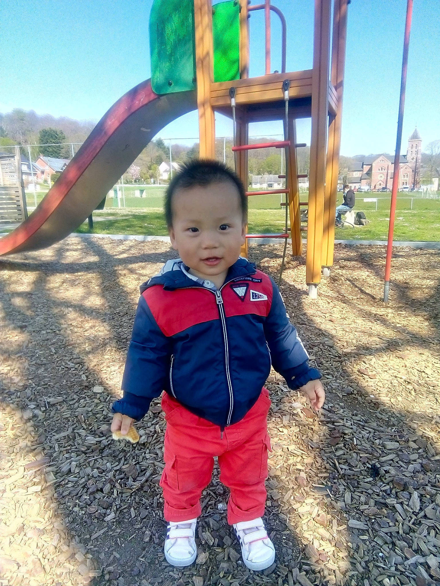 Yaro a rejoint le concours — aidez-le/la à gagner de superbes lots ! baby, baby_toddler_clothing, child, chute, city, electric_blue, fun, grass, happy, leisure, outdoor_play_equipment, people_in_nature, person, plant, play, playground, recreation, sky, sleeve, toddler