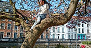 Yora participe au concours pour gagner de l'argent avec cette photo : blossom, branch, building, casual_clothing, child, daylight, flower, girl, grass, leisure, nature, outdoor, park, person, petals, sky, spring, sunglasses, tree, urban
