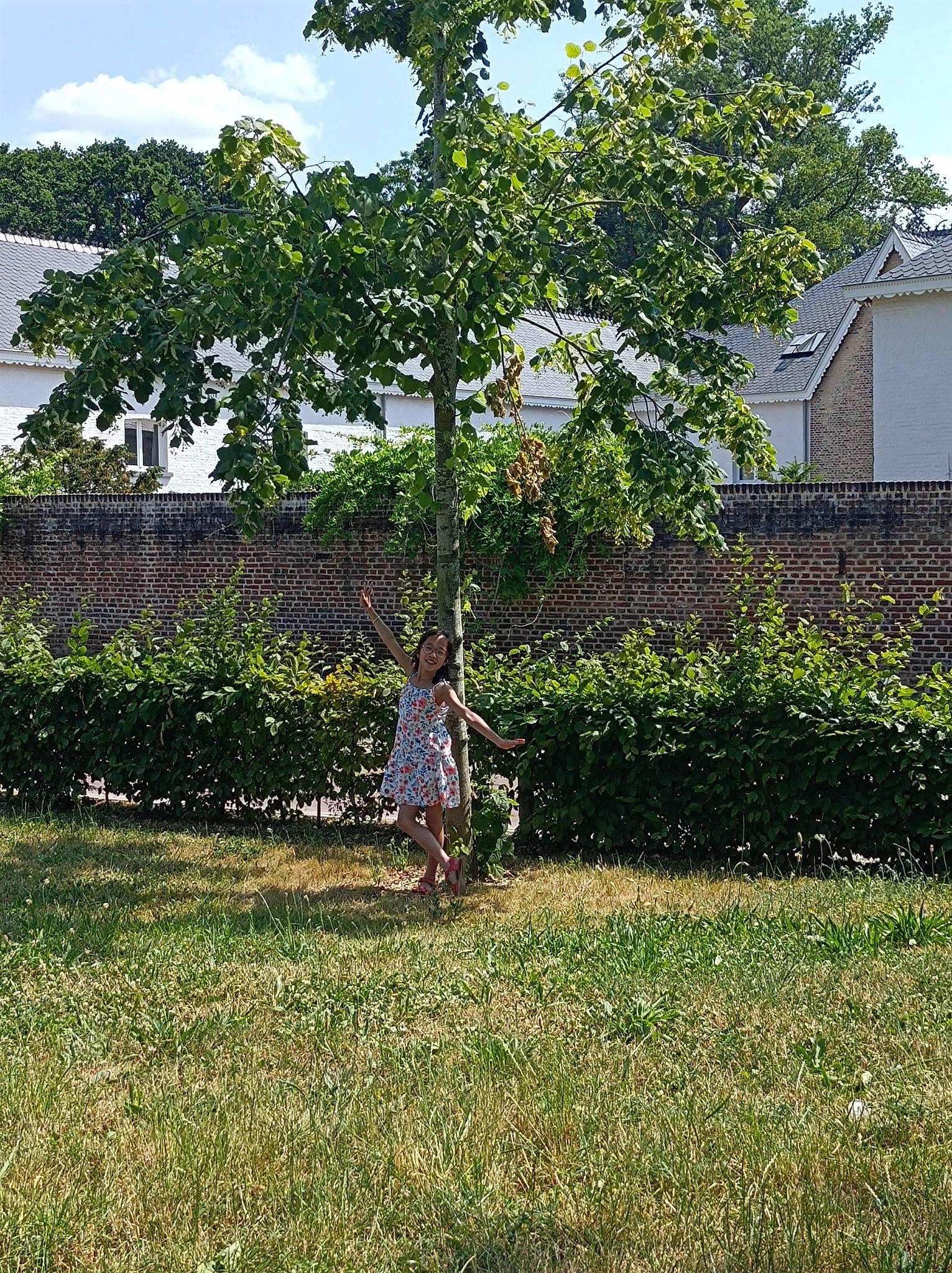 Yora participe au concours pour gagner de l'argent avec cette photo : building, cloud, garden, grass, grass_family, grassland, groundcover, joy, land_lot, landscape, landscaping, lawn, pasture, people_in_nature, person, plant, pole, shrub, sky, tints_and_shades