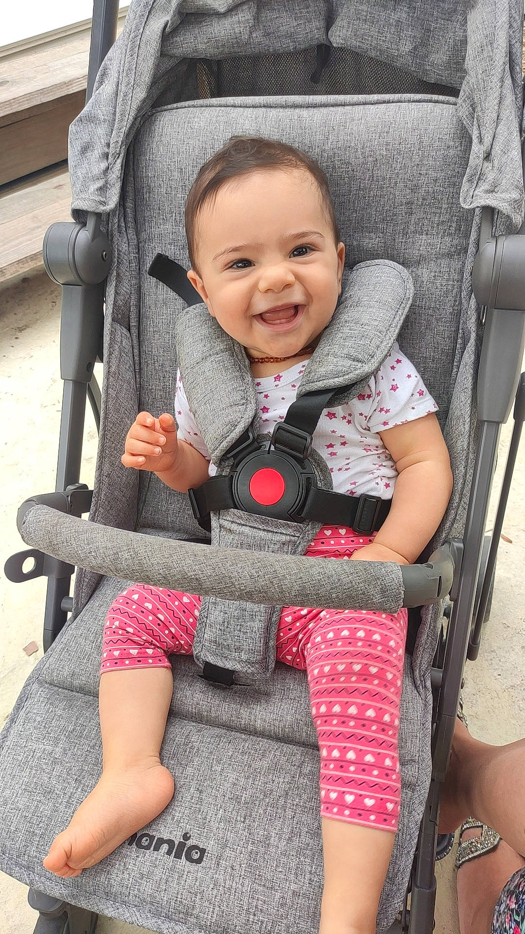 Julia participe au concours pour gagner de l'argent avec cette photo : auto_part, baby, baby_carriage, baby_products, baby_safety, baby_toddler_clothing, car_seat, chair, cheek, child, comfort, fun, joy, lap, person, product, seat_belt, sitting, skin, smile