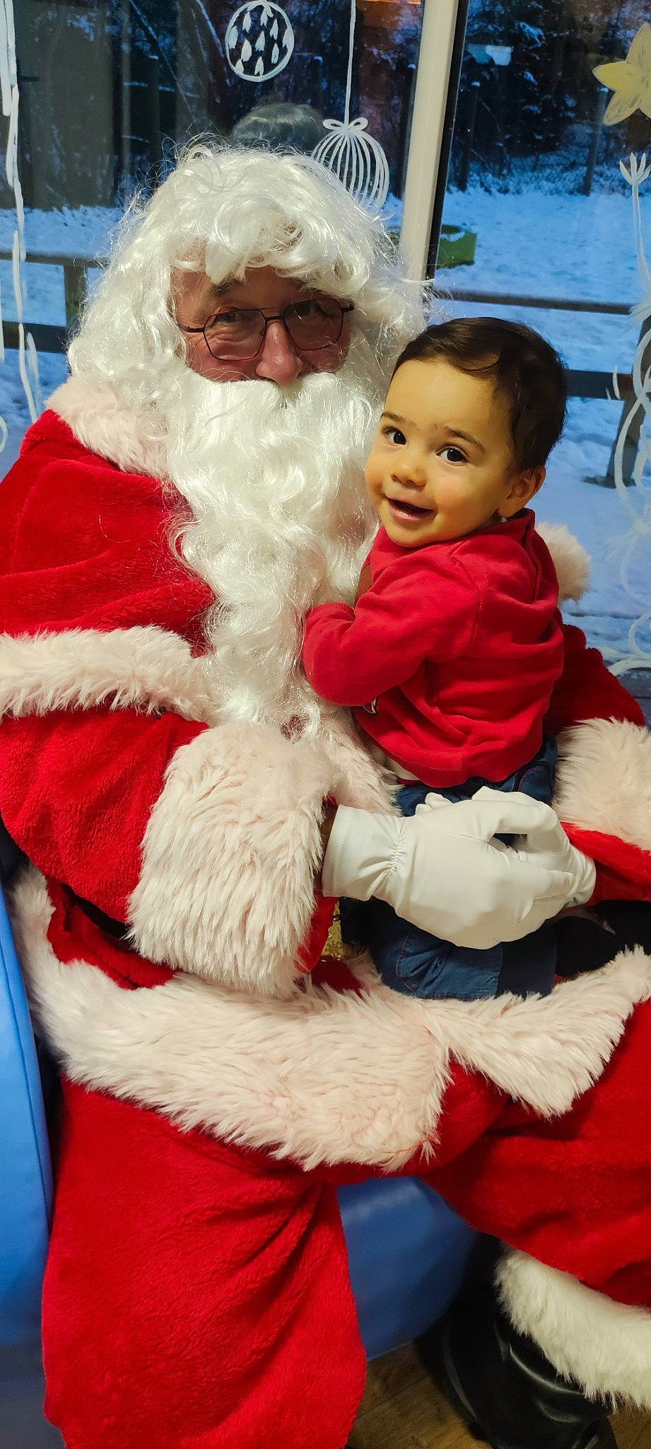 Julia a rejoint le concours — aidez-le/la à gagner de superbes lots ! beard, christmas, christmas_eve, event, face, facial_expression, fun, fur_clothing, hair, happy, hat, head, headwear, holiday, human_body, joy, lap, organ, outerwear, person