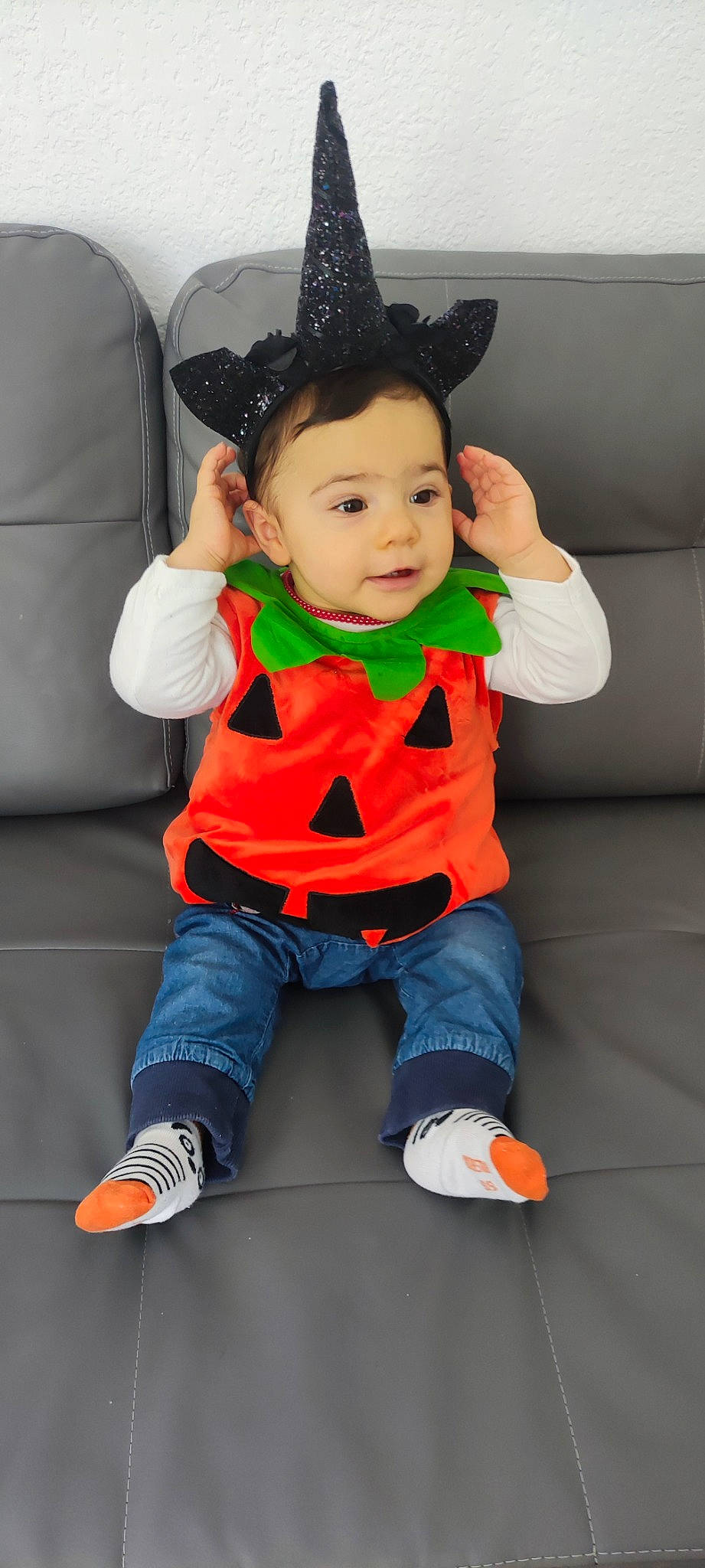 Julia participe au concours pour gagner de l'argent avec cette photo : baby, baby_toddler_clothing, cap, child, comfort, costume, costume_hat, face, fedora, fictional_character, fun, happy, hat, head, person, sitting, sleeve, sock, stuffed_toy, t_shirt