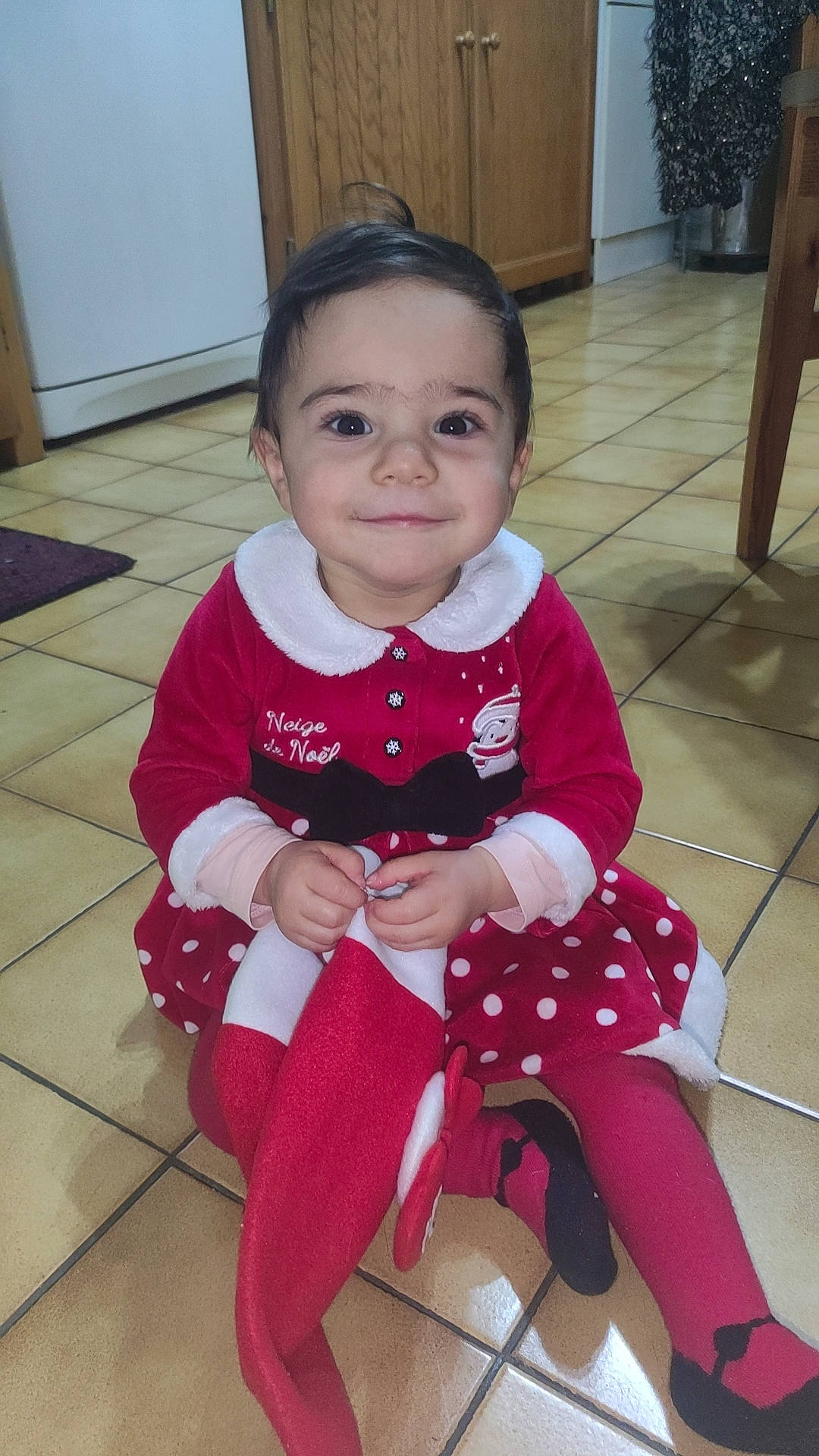 Julia participe au concours pour gagner de l'argent avec cette photo : baby, baby_toddler_clothing, beauty, carmine, cheek, child, face, floor, flooring, fun, happy, hardwood, head, joy, person, pink, sitting, skin, sleeve, smile