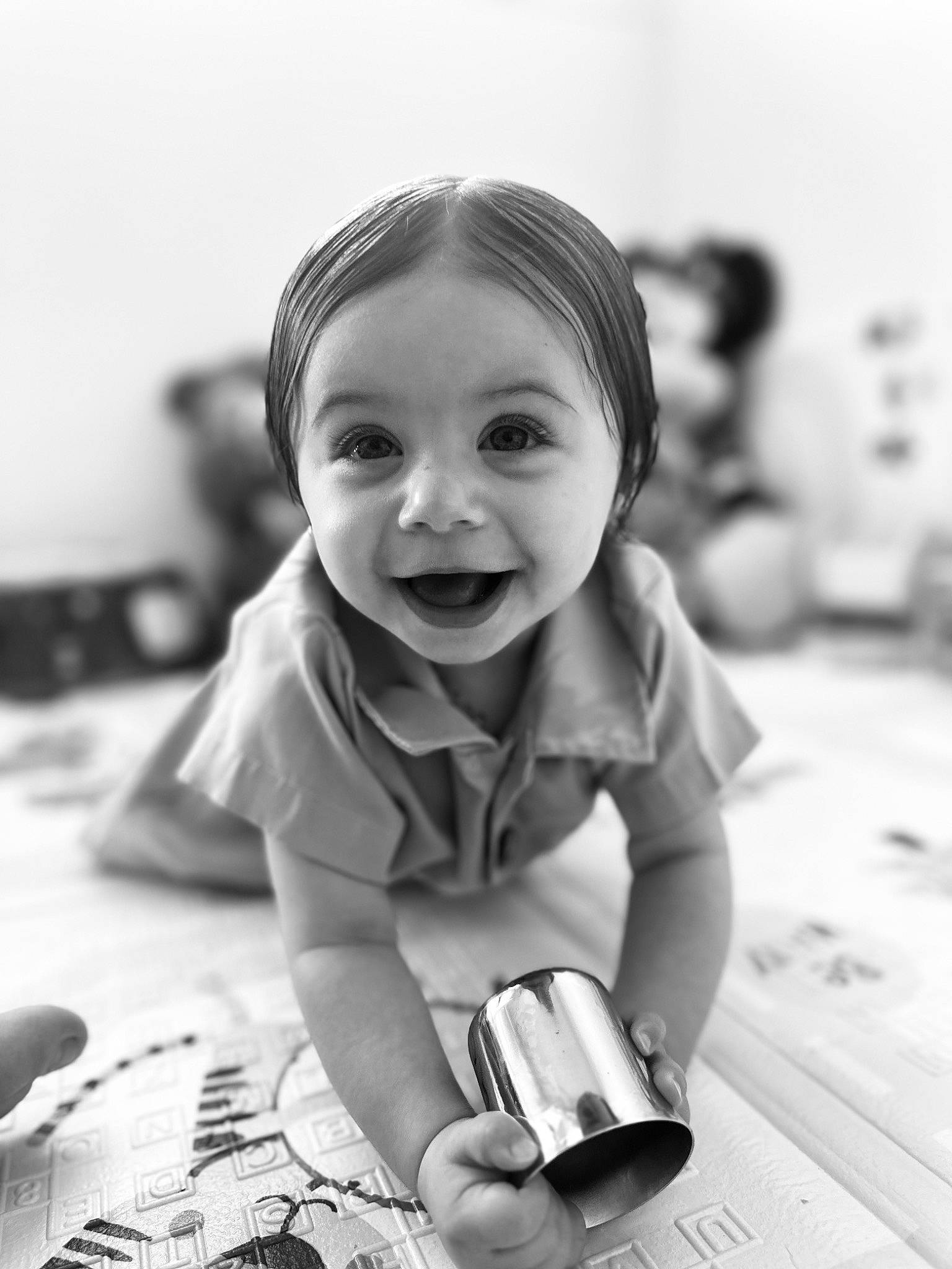 Sheïyna participe au concours pour gagner de l'argent avec cette photo : baby, black, black_and_white, child, electronic_device, finger, fun, gesture, happy, human, monochrome, monochrome_photography, person, photograph, skin, smile, snapshot, style, technology, thumb