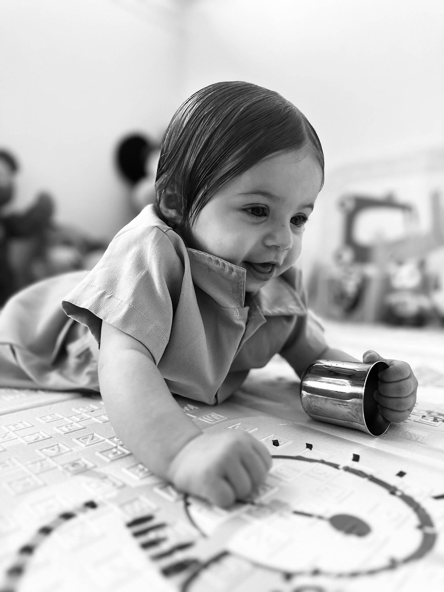 Sheïyna participe au concours pour gagner de l'argent avec cette photo : baby, black_and_white, camera_lens, child, eye, facial_expression, flash_photography, fun, happy, monochrome, monochrome_photography, person, photograph, play, room, sitting, skin, smile, style, toddler