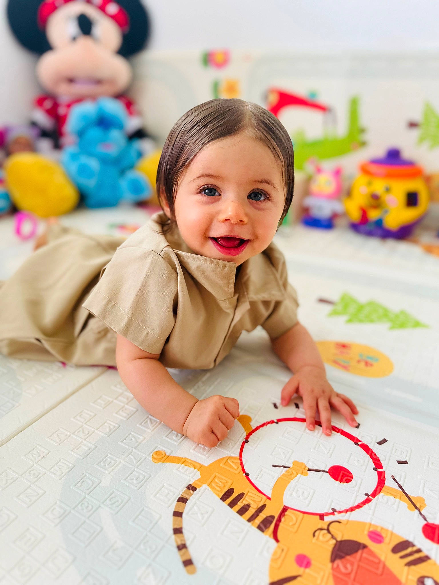 Sheïyna participe au concours pour gagner de l'argent avec cette photo : baby, baby_playing_with_toys, baby_toddler_clothing, child, event, flooring, fun, happy, joy, leisure, person, photograph, play, playing_with_kids, sitting, skin, smile, snapshot, toddler, toy