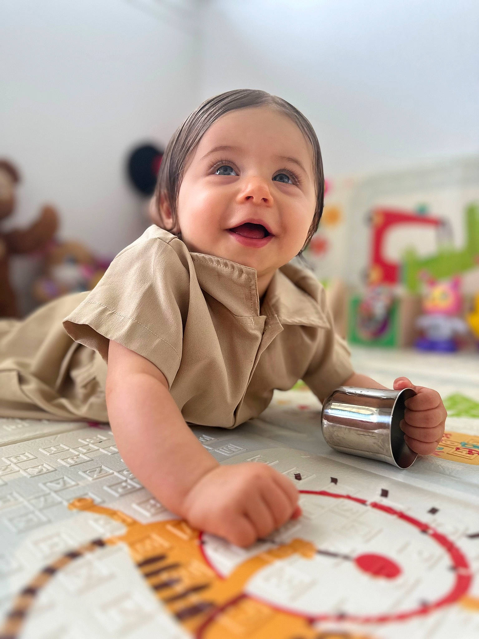 Sheïyna a rejoint le concours — aidez-le/la à gagner de superbes lots ! baby, baby_playing_with_toys, baby_toddler_clothing, chair, child, flooring, fun, happy, linens, office_supplies, pattern, person, play, portrait_photography, room, sitting, skin, smile, toddler, toy