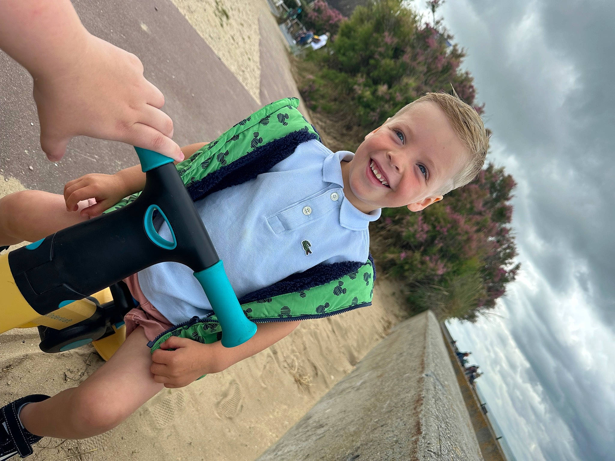 Dahyem participe au concours pour gagner de l'argent avec cette photo : child, cloud, cool, fun, happy, human_leg, joy, knee, leisure, person, plant, play, recreation, sky, smile, sock, thigh, toddler, tree, vacation