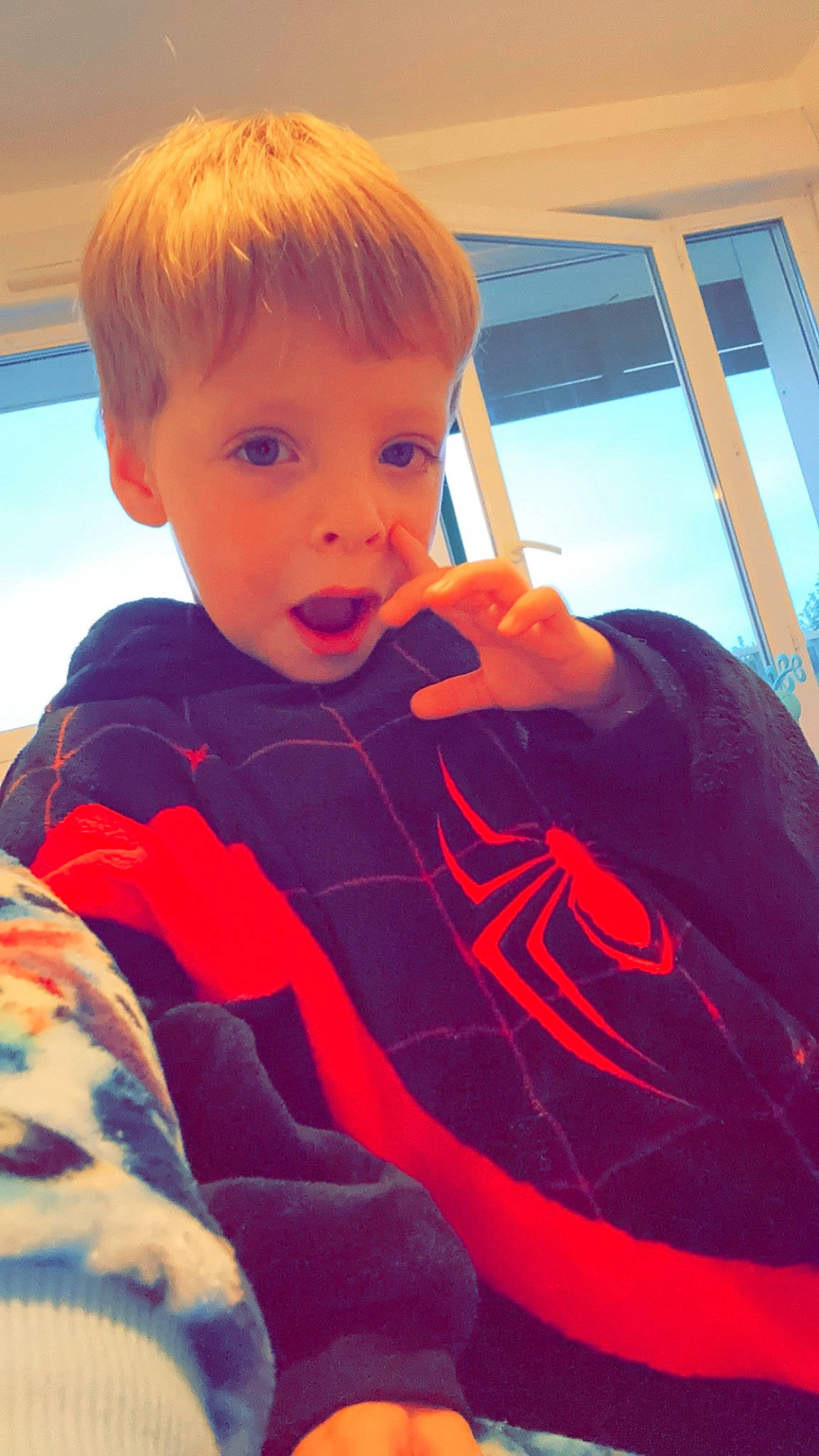 Dahyem a rejoint le concours — aidez-le/la à gagner de superbes lots ! baby_toddler_clothing, carmine, cheek, child, chin, comfort, electric_blue, fun, happy, human_body, leisure, neck, nose, orange, person, personal_protective_equipment, shoulder, sitting, sleeve, surprise