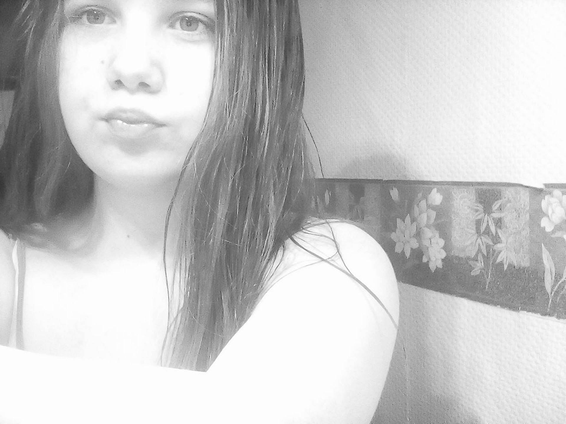 Alison a rejoint le concours — aidez-le/la à gagner de superbes lots ! beauty, black, black_and_white, black_hair, eye, girl, hair, human_hair_color, lip, model, monochrome_photography, nose, person, photo_shoot, photograph, photography, portrait, shoulder, smile, white