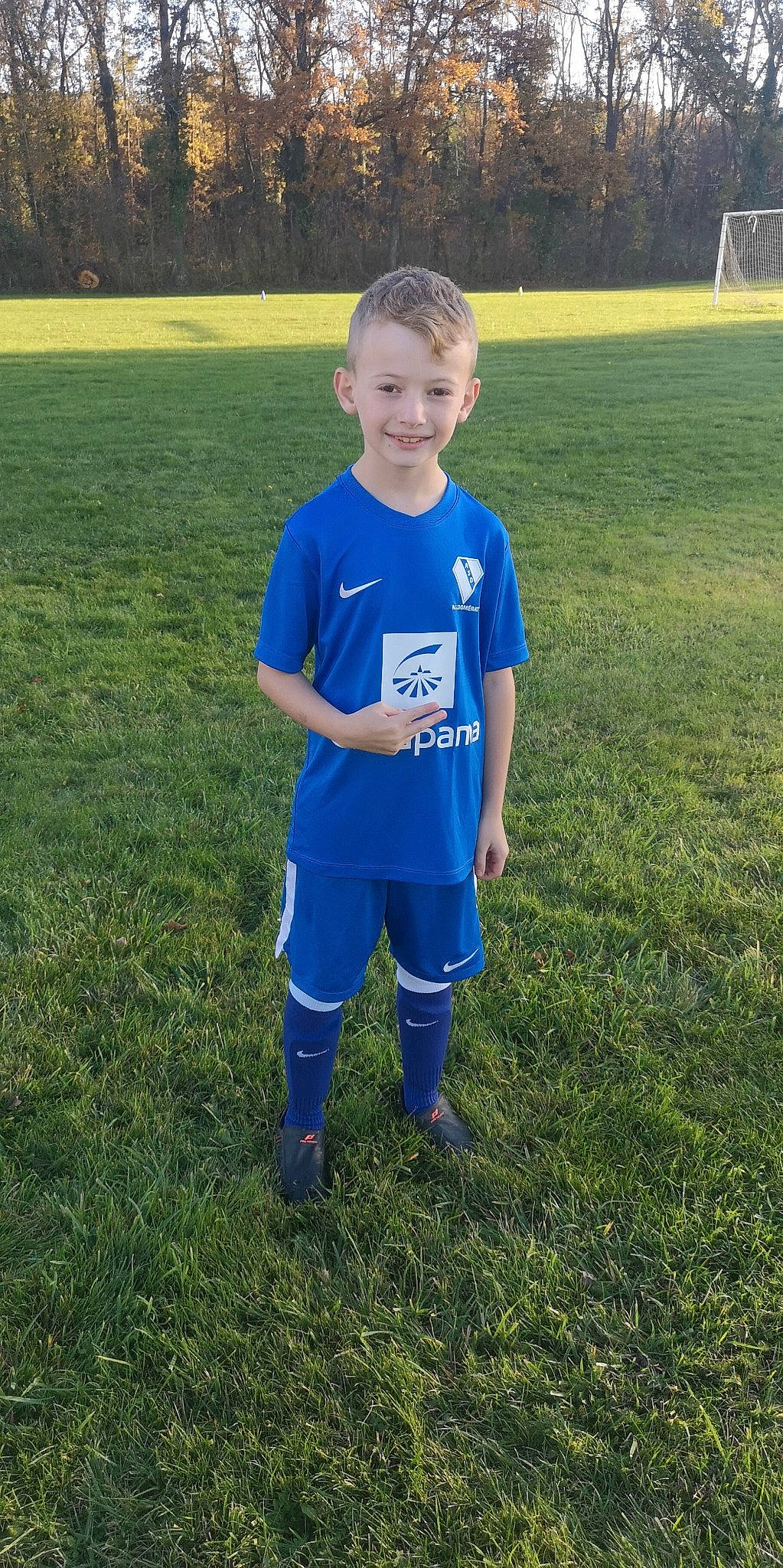 Maelian participe au concours pour gagner de l'argent avec cette photo : football, grass, grassland, happy, head, joy, leg, leisure, meadow, people_in_nature, person, player, recreation, shirt, shorts, sleeve, smile, sports_equipment, sportswear, t_shirt