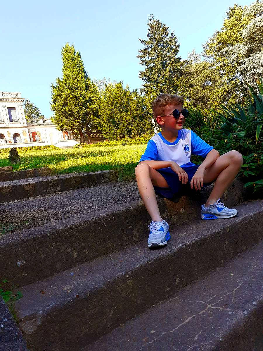 Maelian a rejoint le concours — aidez-le/la à gagner de superbes lots ! asphalt, electric_blue, exercise, grass, human_leg, knee, landscape, leisure, morning, person, plant, recreation, road, road_surface, shorts, sidewalk, sky, sneakers, sportswear, t_shirt