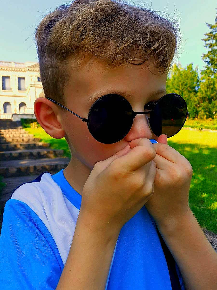 Maelian participe au concours pour gagner de l'argent avec cette photo : blue, cool, eyewear, facial_expression, finger, fun, gesture, glasses, goggles, hand, happy, leisure, neck, person, personal_protective_equipment, plant, sky, sunglasses, thumb, vision_care