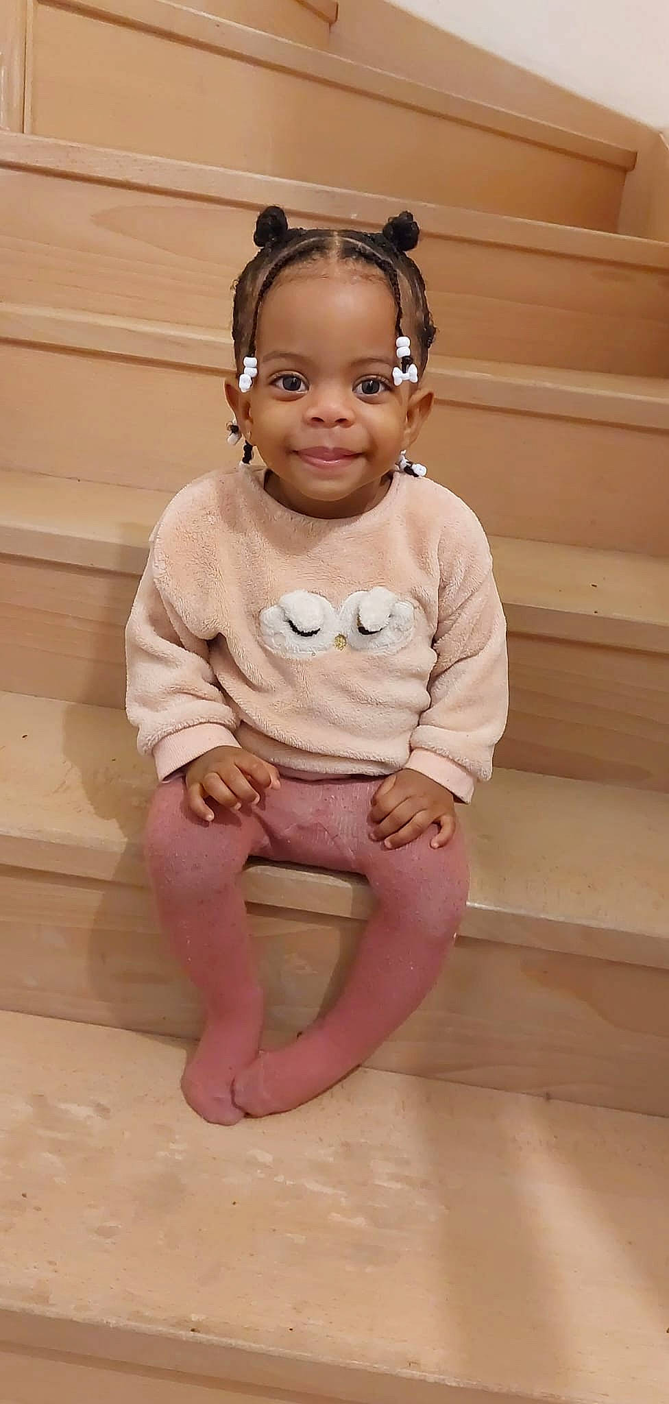 Kaëly participe au concours pour gagner de l'argent avec cette photo : audio_equipment, baby_toddler_clothing, cheek, chin, dress, eye, eyebrow, face, facial_expression, flooring, hair, happy, head, human_leg, joy, neck, person, pink, skin, sleeve