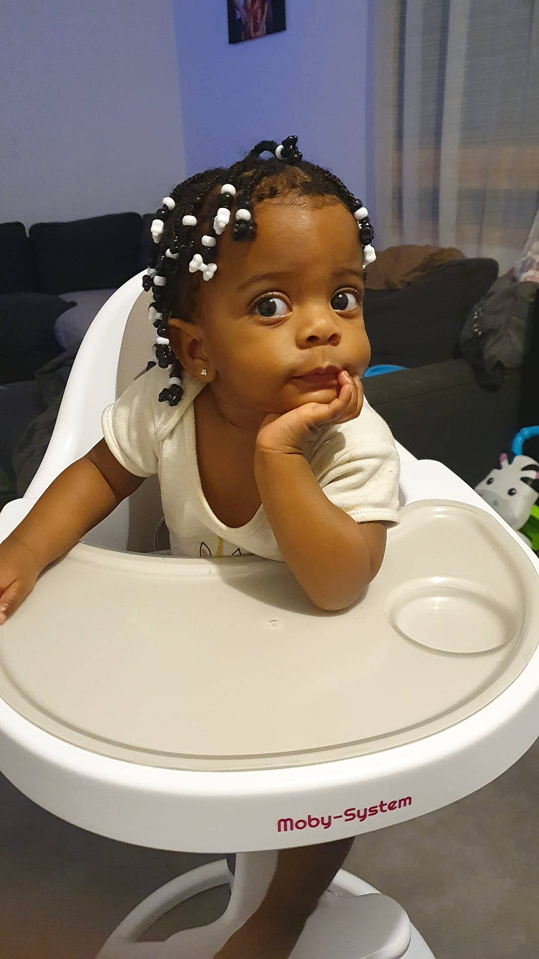 Kaëly a rejoint le concours — aidez-le/la à gagner de superbes lots ! automotive_wheel_system, baby, beauty, black_hair, child, circle, dishware, elbow, eye, eyebrow, fashion_accessory, fun, happy, headpiece, jewellery, person, plate, plumbing_fixture, serveware, tableware