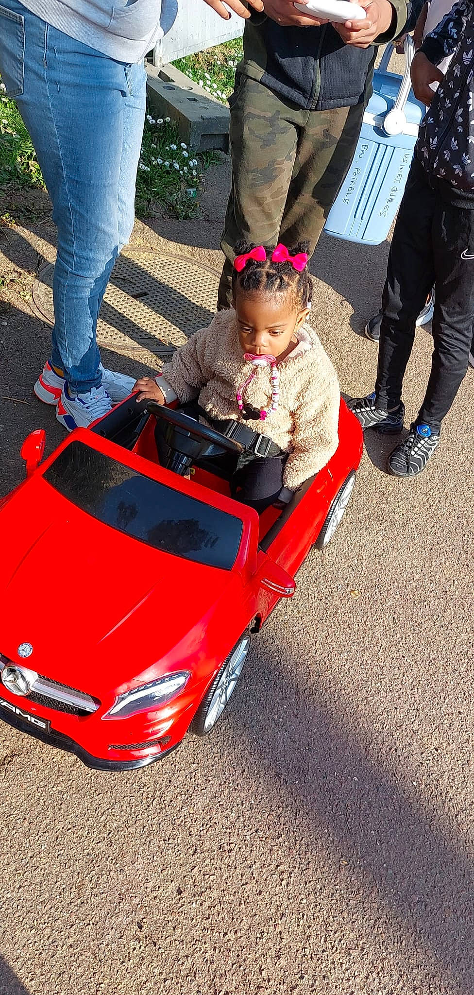 Kaëly participe au concours pour gagner de l'argent avec cette photo : alloy_wheel, asphalt, automotive_design, automotive_exterior, automotive_lighting, automotive_tire, bumper, car, clothing, footwear, helmet, hood, motor_vehicle, person, photograph, shoe, tire, trousers, vehicle, vehicle_door