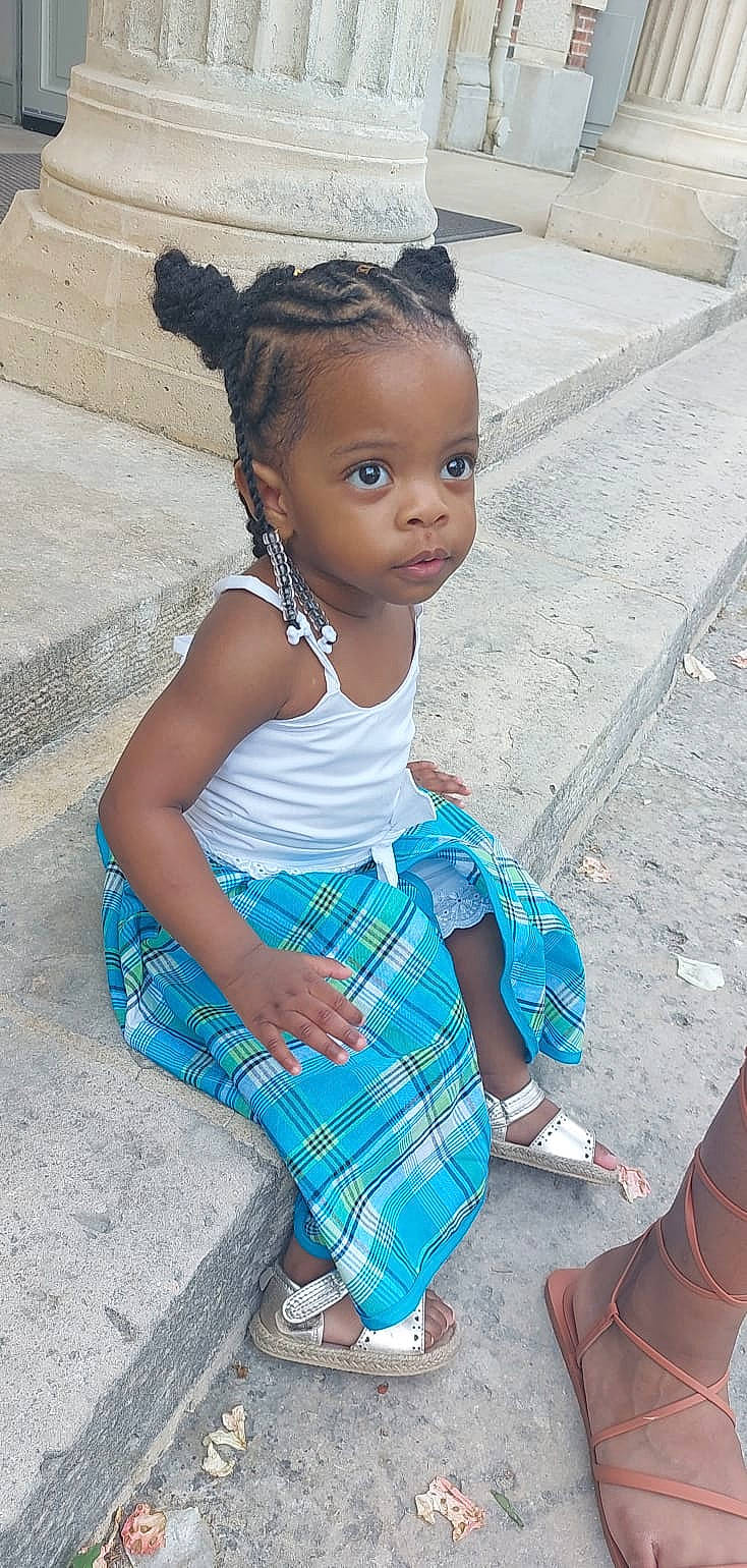 Kaëly participe au concours pour gagner de l'argent avec cette photo : azure, baby_toddler_clothing, beauty, black_hair, blue, child, cool, electric_blue, eye, happy, human, human_leg, pattern, person, photograph, plaid, sandal, snapshot, toddler, waist