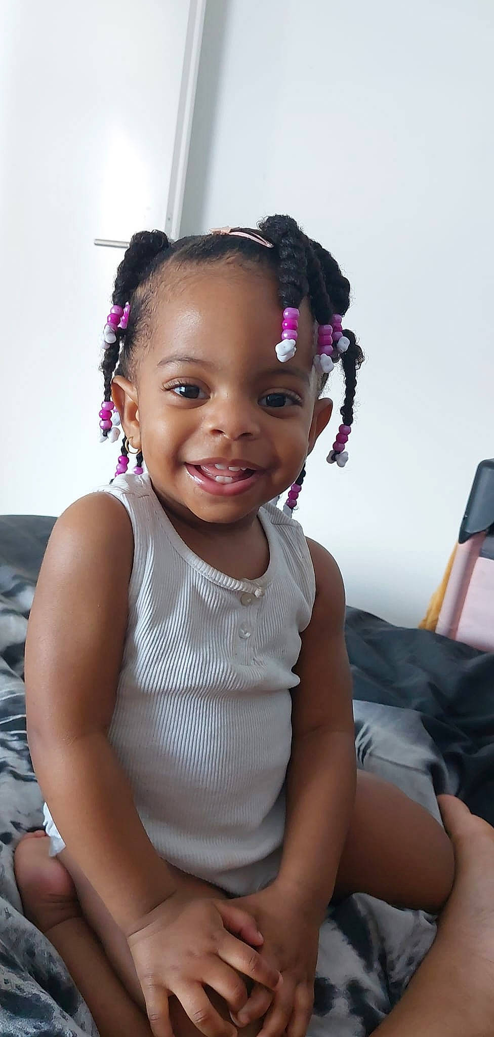 Kaëlye a rejoint le concours — aidez-le/la à gagner de superbes lots ! audio_equipment, baby_toddler_clothing, black_hair, cheek, chin, eye, eyebrow, eyelash, facial_expression, flash_photography, fun, happy, headband, headpiece, iris, joy, lip, neck, person, skin