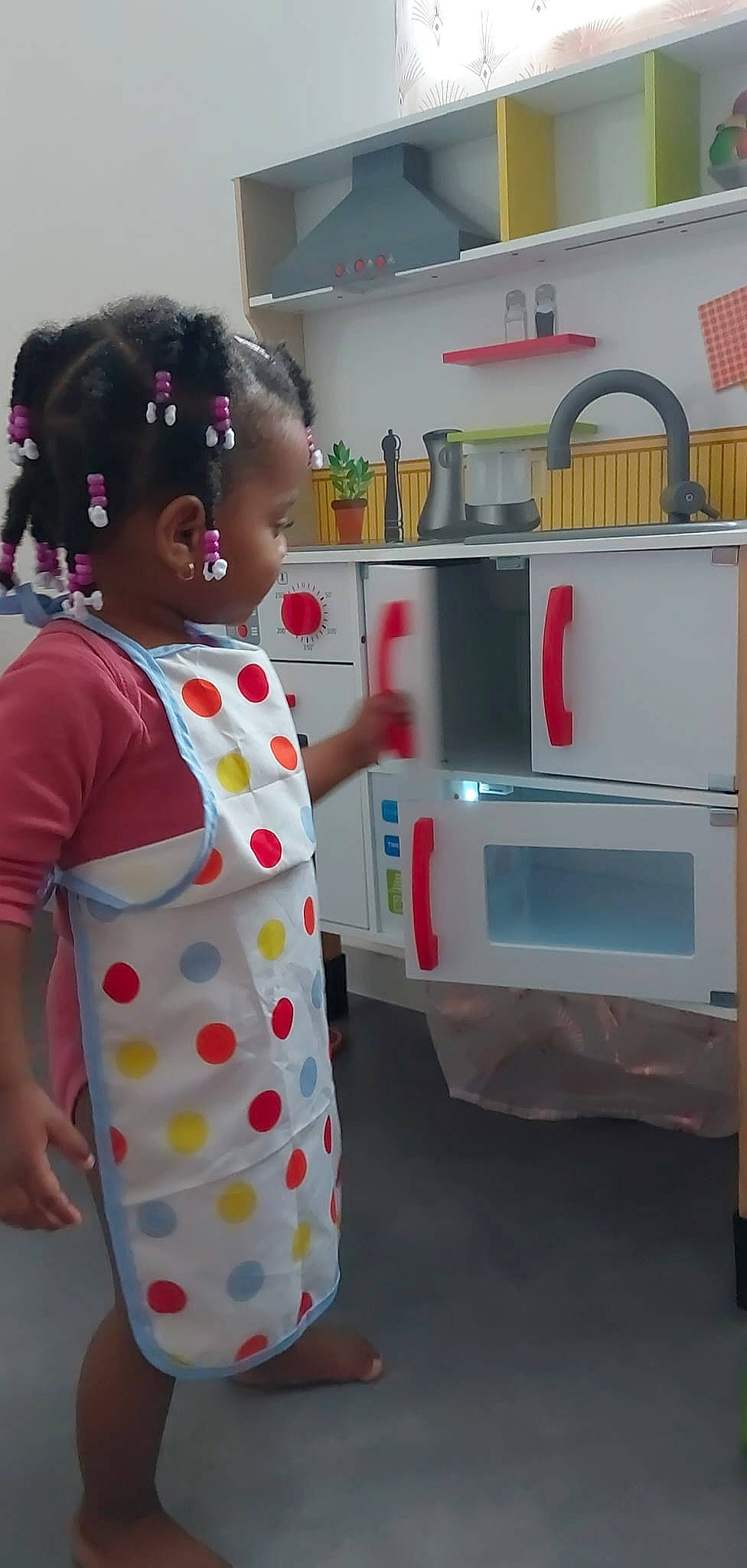 Kaëlye participe au concours pour gagner de l'argent avec cette photo : audio_equipment, baby_toddler_clothing, cabinetry, child, food_storage, gas, headphones, home_appliance, kitchen, kitchen_appliance, major_appliance, one_piece_garment, pattern, person, play, refrigerator, room, service, shelving, sleeve