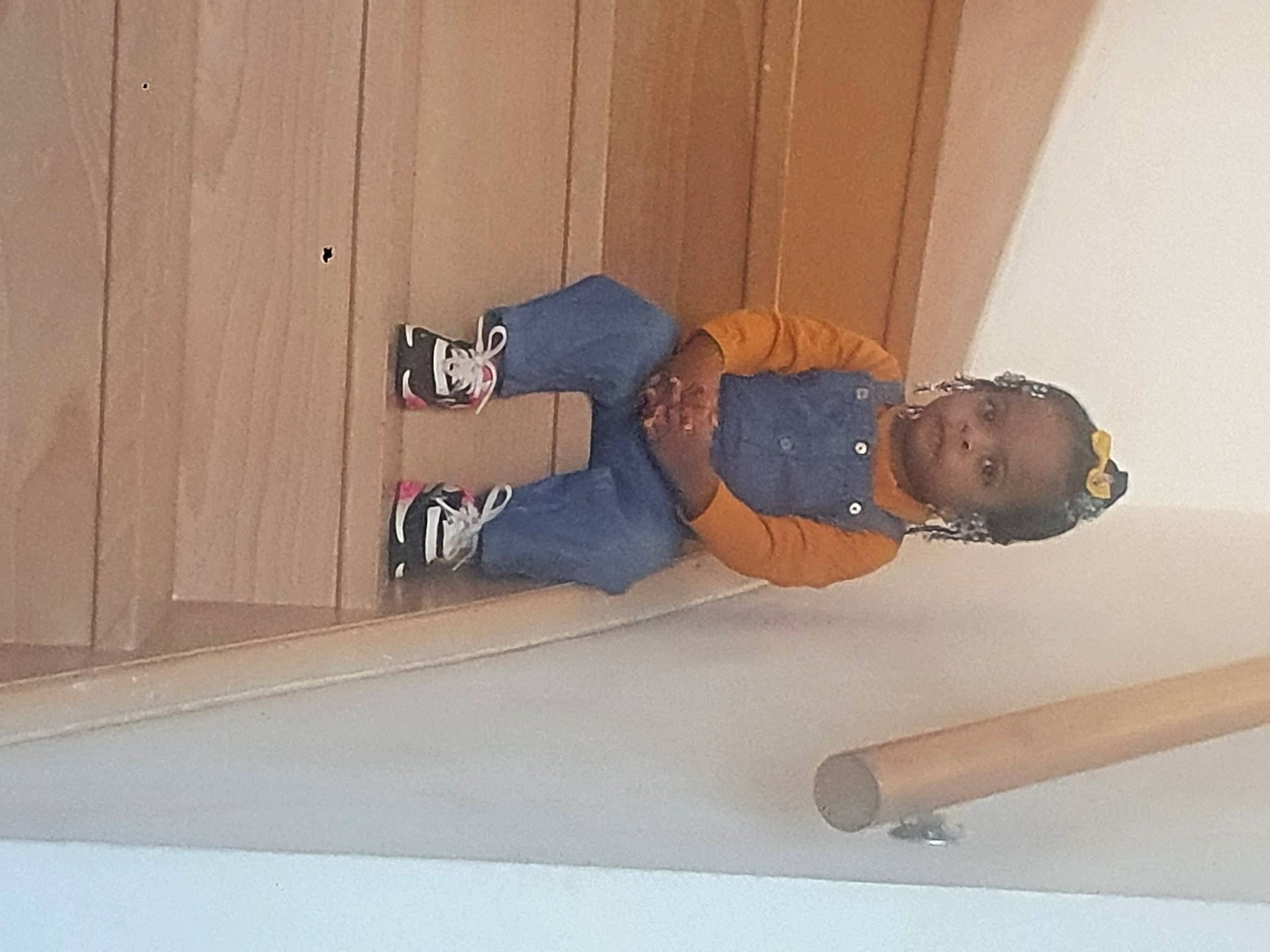 Kaëlye a rejoint le concours — aidez-le/la à gagner de superbes lots ! balance, beige, comfort, denim, elbow, floor, flooring, hardwood, human_leg, jeans, khaki_pants, knee, person, plywood, room, sleeve, thigh, walking_shoe, wood, wood_stain