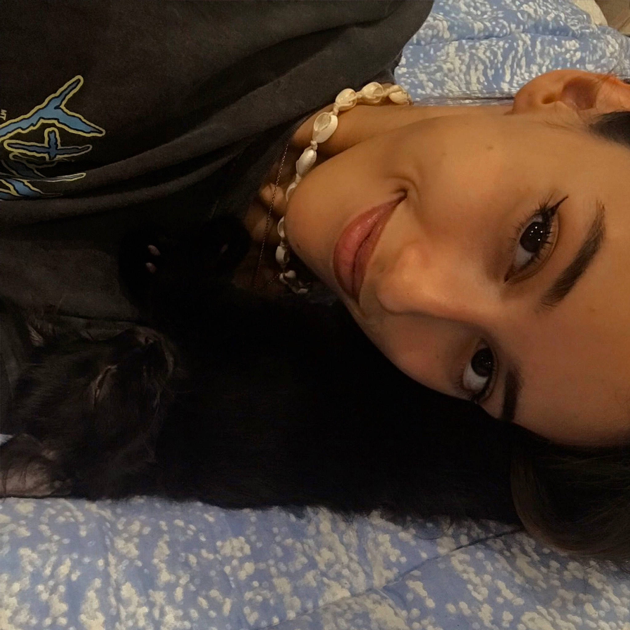 Krokmou participe au concours pour gagner de l'argent avec cette photo : abdomen, black_hair, chest, comfort, cool, eyebrow, eyelash, eyewear, felidae, fun, happy, human_body, jaw, lip, long_hair, neck, selfie, smile, tree, trunk