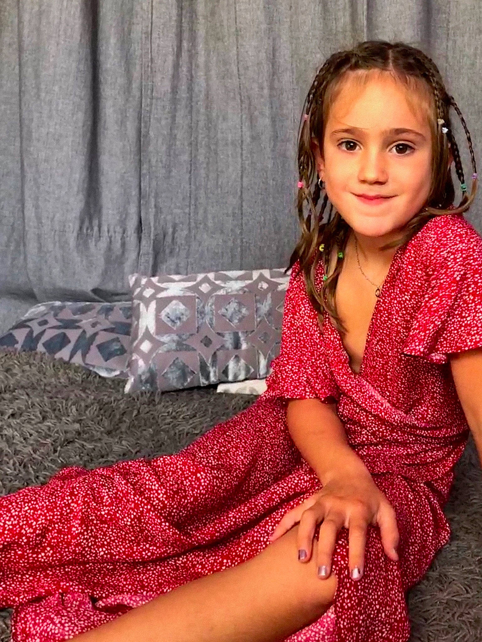 Leana a rejoint le concours — aidez-le/la à gagner de superbes lots ! beauty, child_model, clothing, design, dress, fashion_design, joy, leg, long_hair, magenta, model, pattern, person, photo_shoot, photography, pink, sitting, textile