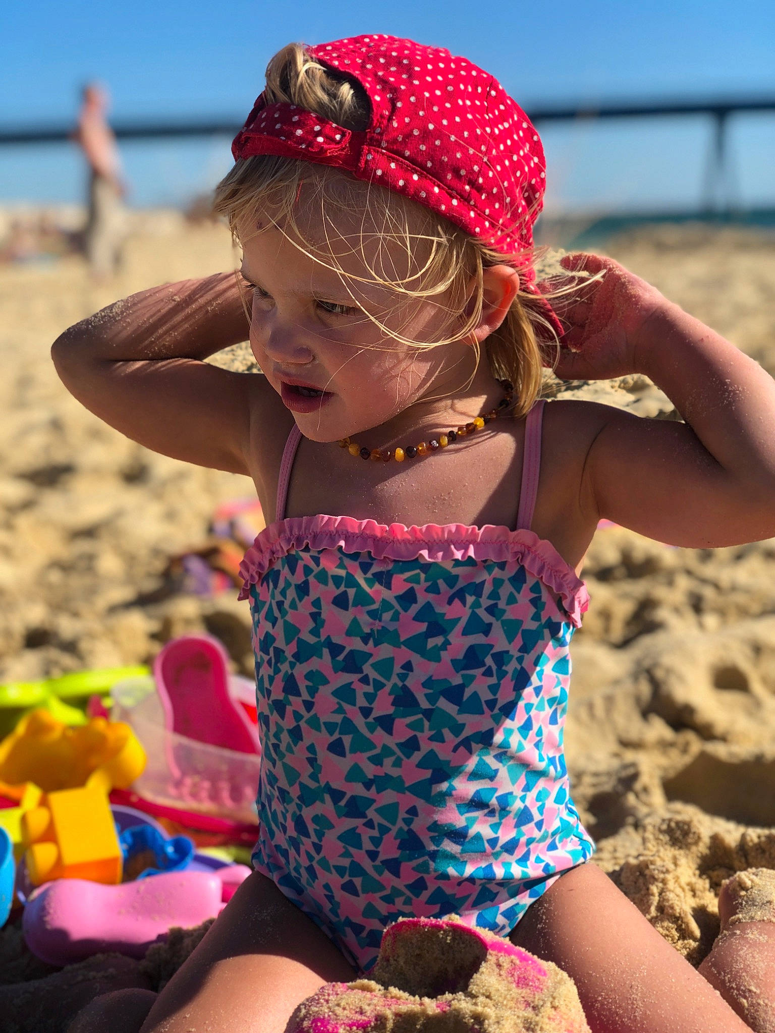 Malyssa participe au concours pour gagner de l'argent avec cette photo : beach, child, fashion_accessory, fun, happy, hat, headgear, neck, person, play, sand, sea, smile, summer, sun_hat, sun_tanning, toddler, vacation