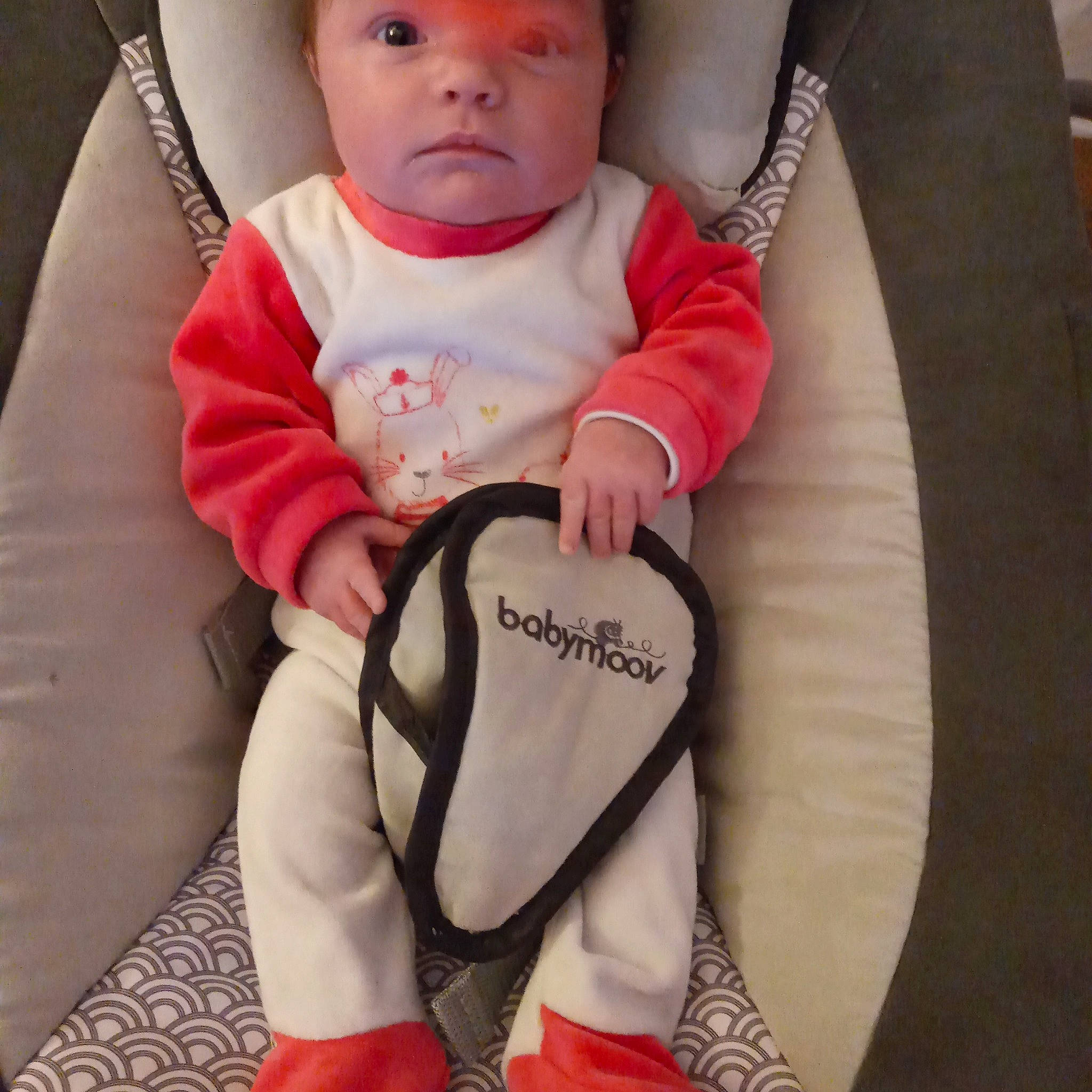 Tessa participe au concours pour gagner de l'argent avec cette photo : baby, baby_carriage, baby_safety, baby_toddler_clothing, cheek, comfort, eye, face, head, headwear, human, human_body, mouth, neck, organ, outerwear, person, product, skin, sleeve