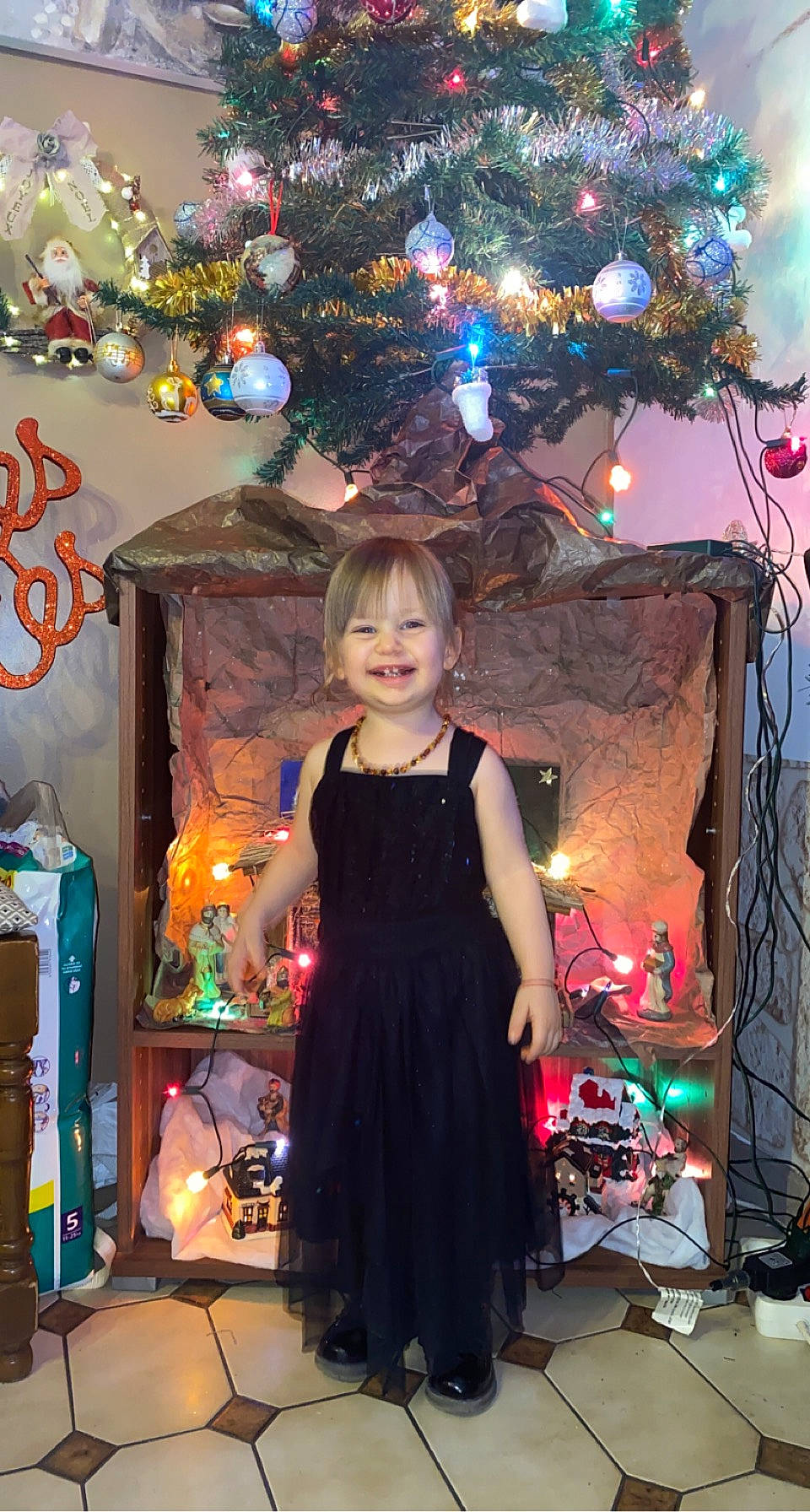 Kenza a rejoint le concours — aidez-le/la à gagner de superbes lots ! beauty, blue, christmas_decoration, christmas_ornament, christmas_tree, dress, fashion, fun, hairstyle, happy, holiday_ornament, joy, light, magenta, ornament, person, plant, purple, standing, toddler