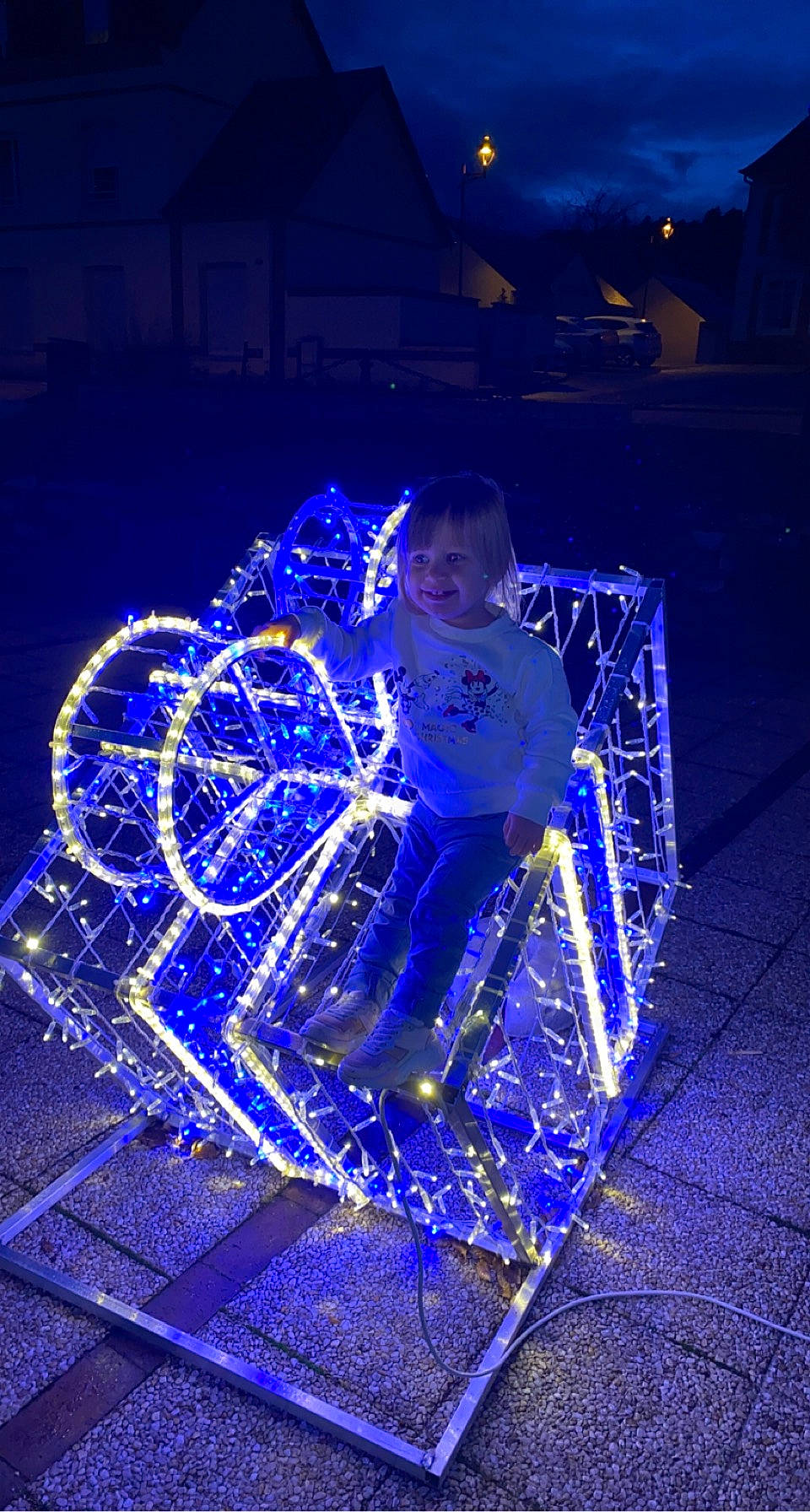 Kenza participe au concours pour gagner de l'argent avec cette photo : art, automotive_lighting, blue, darkness, electric_blue, electricity, engineering, entertainment, event, fun, joy, magenta, midnight, neon, night, performance, performing_arts, person, purple, space