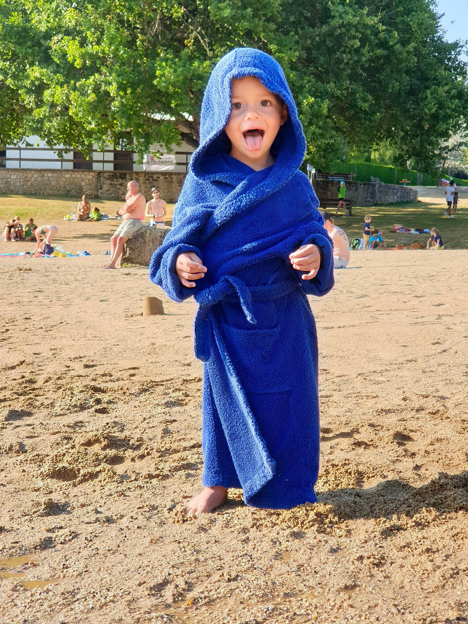 Timothy a rejoint le concours — aidez-le/la à gagner de superbes lots ! abaya, child, electric_blue, outerwear, person, robe, smile