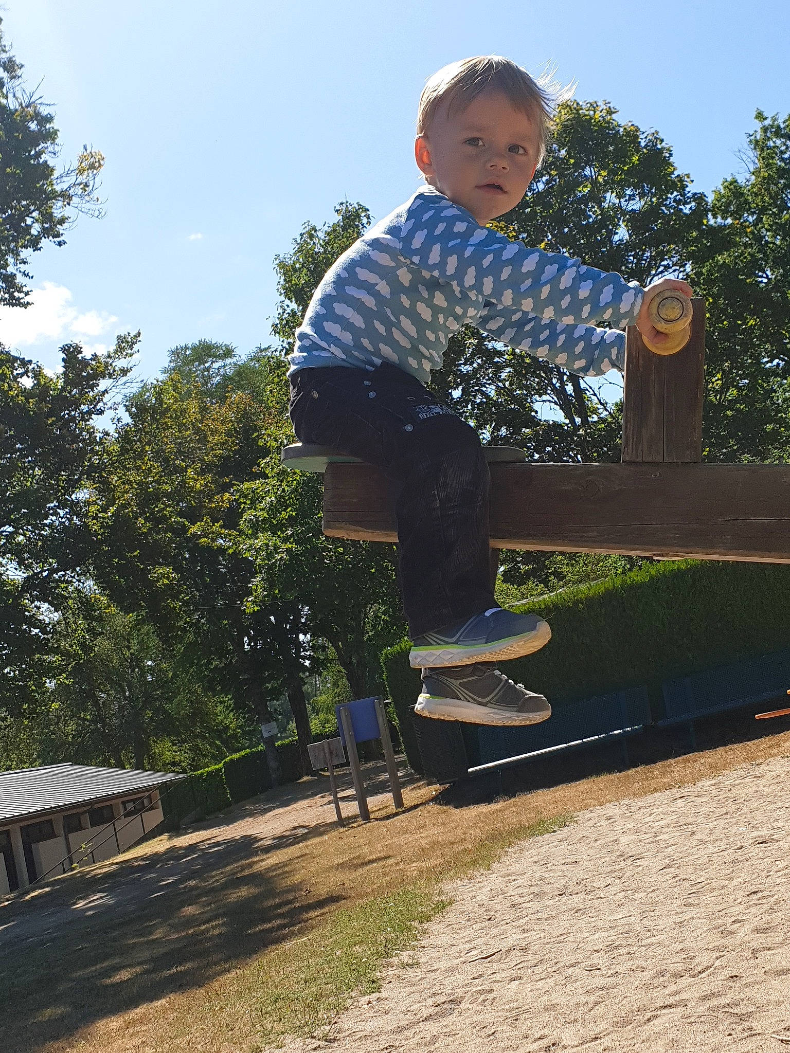 Timothy participe au concours pour gagner de l'argent avec cette photo : child, kickflip, landscape, leisure, person, recreation, sitting, skateboard, skateboarding, soil, sport_venue, tree