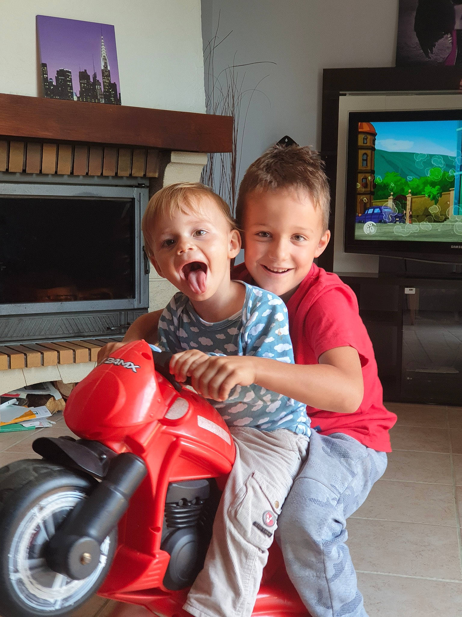 Timothy a rejoint le concours — aidez-le/la à gagner de superbes lots ! child, fun, joy, lap, person, play, sitting, smile, toddler, vehicle