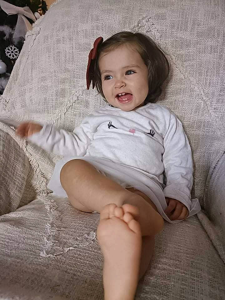 Amaya a rejoint le concours — aidez-le/la à gagner de superbes lots ! cheek, comfort, eye, flash_photography, hair, hand, head, human_body, iris, joint, knee, leg, lip, neck, person, shorts, shoulder, skin, sleeve, smile