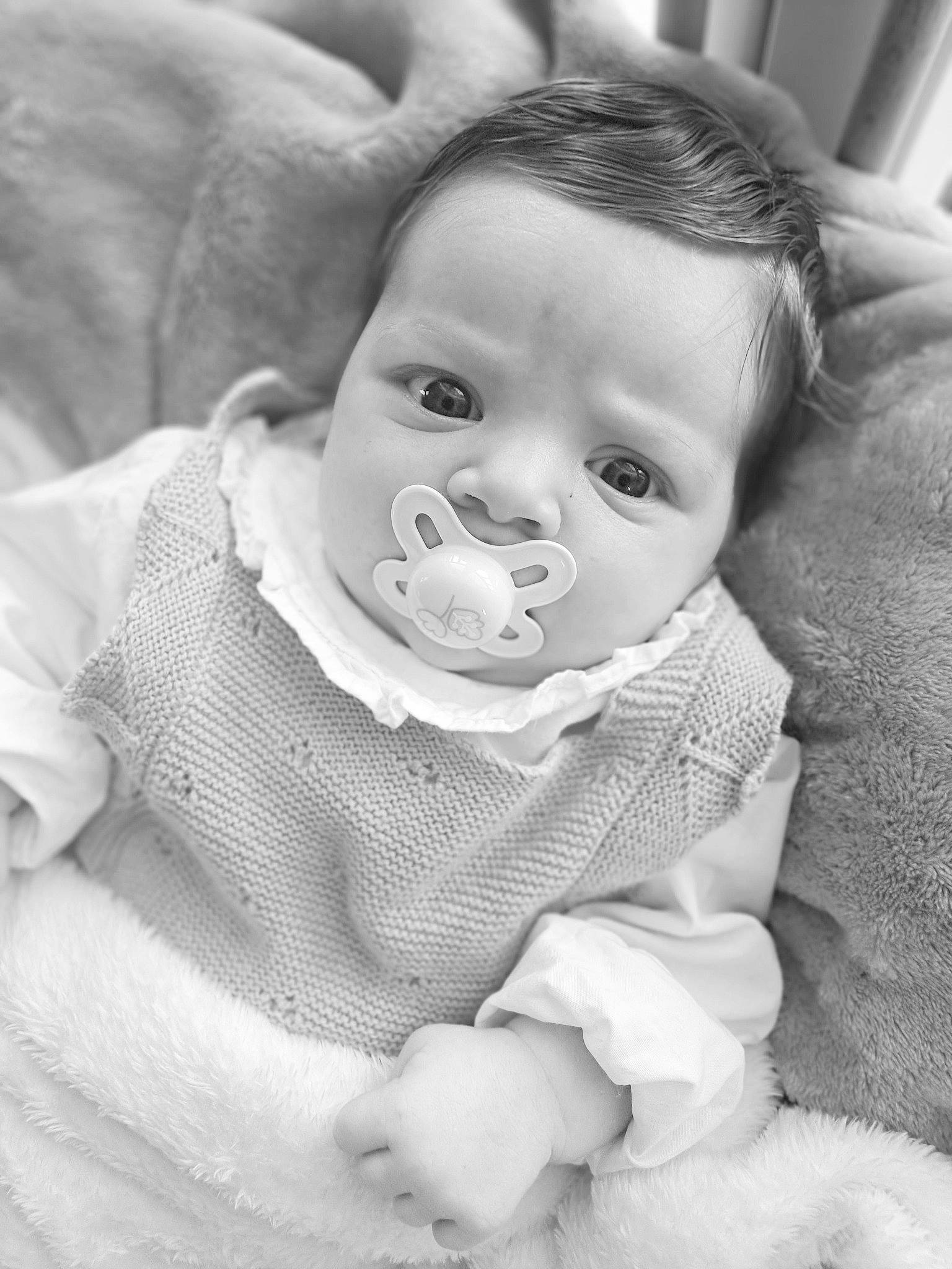 Flavie a rejoint le concours — aidez-le/la à gagner de superbes lots ! baby, baby_toddler_clothing, black_and_white, cheek, child, comfort, dress, facial_expression, flash_photography, hair, happy, iris, lip, monochrome_photography, mouth, nose, person, skin, sleeve, style