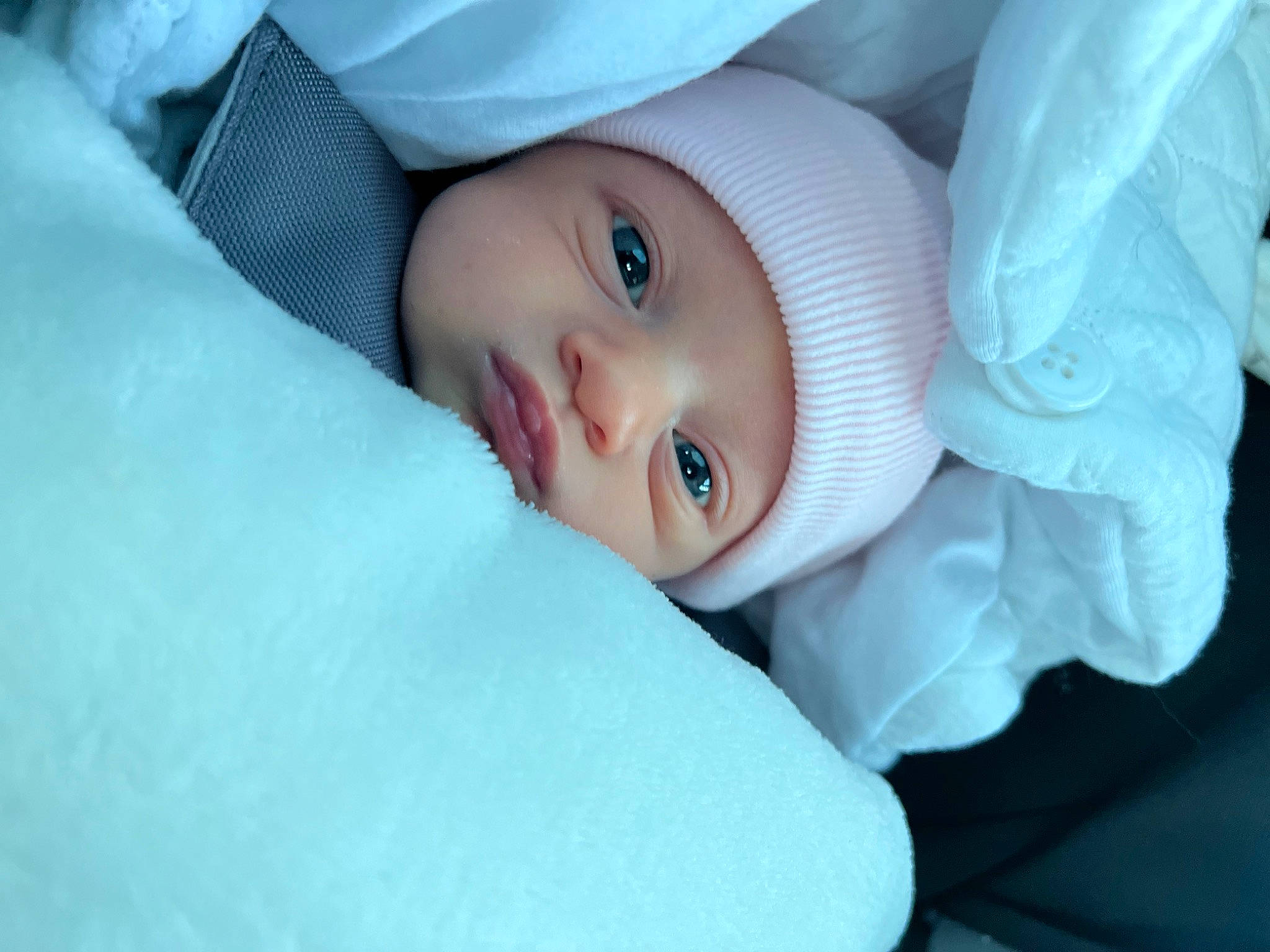 Elijade a rejoint le concours — aidez-le/la à gagner de superbes lots ! baby, baby_products, cap, cheek, child, comfort, electric_blue, eyelash, flash_photography, fur, grass, hat, headwear, human_body, iris, lip, nose, person, photo_shoot, portrait_photography