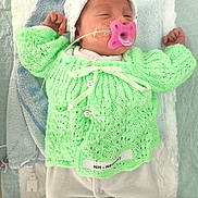 Violette a rejoint le concours — aidez-le/la à gagner de superbes lots ! newborn, baby, pacifier, knitted_sweater, hospital, medical_tube, blanket, infant, bed, white_pants, hat, sleeping, hands, medical_tag, cozy, lying_down, cute, child, healthcare, person