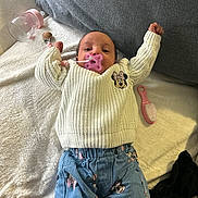 Kaysha participe au concours pour gagner de l'argent avec cette photo : baby, infant, pacifier, white_sweater, blue_pants, minnie_mouse, lying_down, blanket, baby_bottle, baby_brush, raised_arms, cute, indoor, soft_texture, child, clothing, comfort, newborn, relaxing, adorable