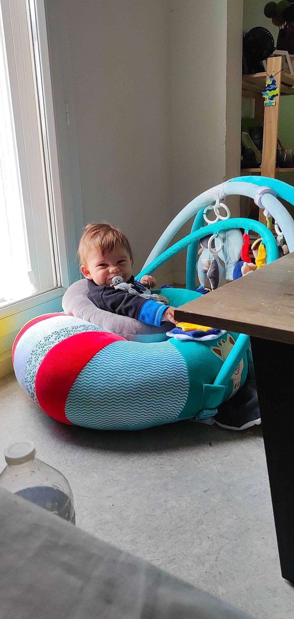 Kaydënn a rejoint le concours — aidez-le/la à gagner de superbes lots ! auto_part, automotive_design, automotive_exterior, automotive_tire, automotive_wheel_system, bumper, child, comfort, electric_blue, fun, knee, lap, leisure, person, personal_protective_equipment, play, recreation, shorts, sitting, table