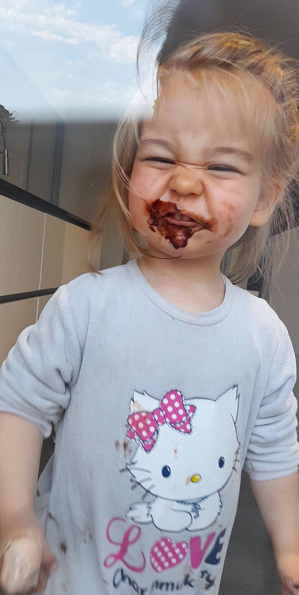 Bella participe au concours pour gagner de l'argent avec cette photo : cheek, chin, clothing, facial_expression, gesture, hair, happy, head, jaw, lip, mammal, mouth, neck, nose, organ, person, skin, sleeve, smile, tooth